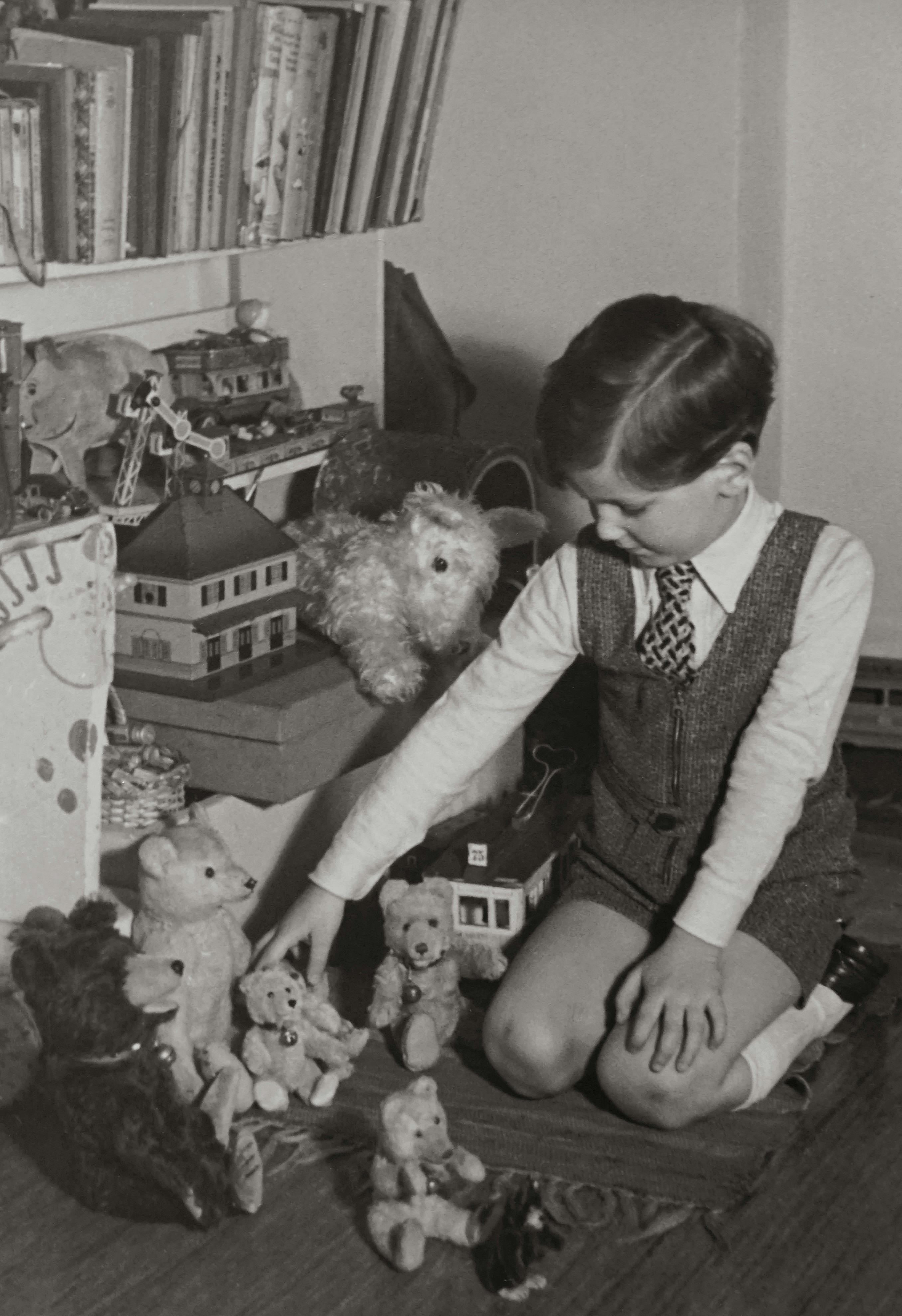 Jeune garçon jouant avec ses jouets | Source : Pexels