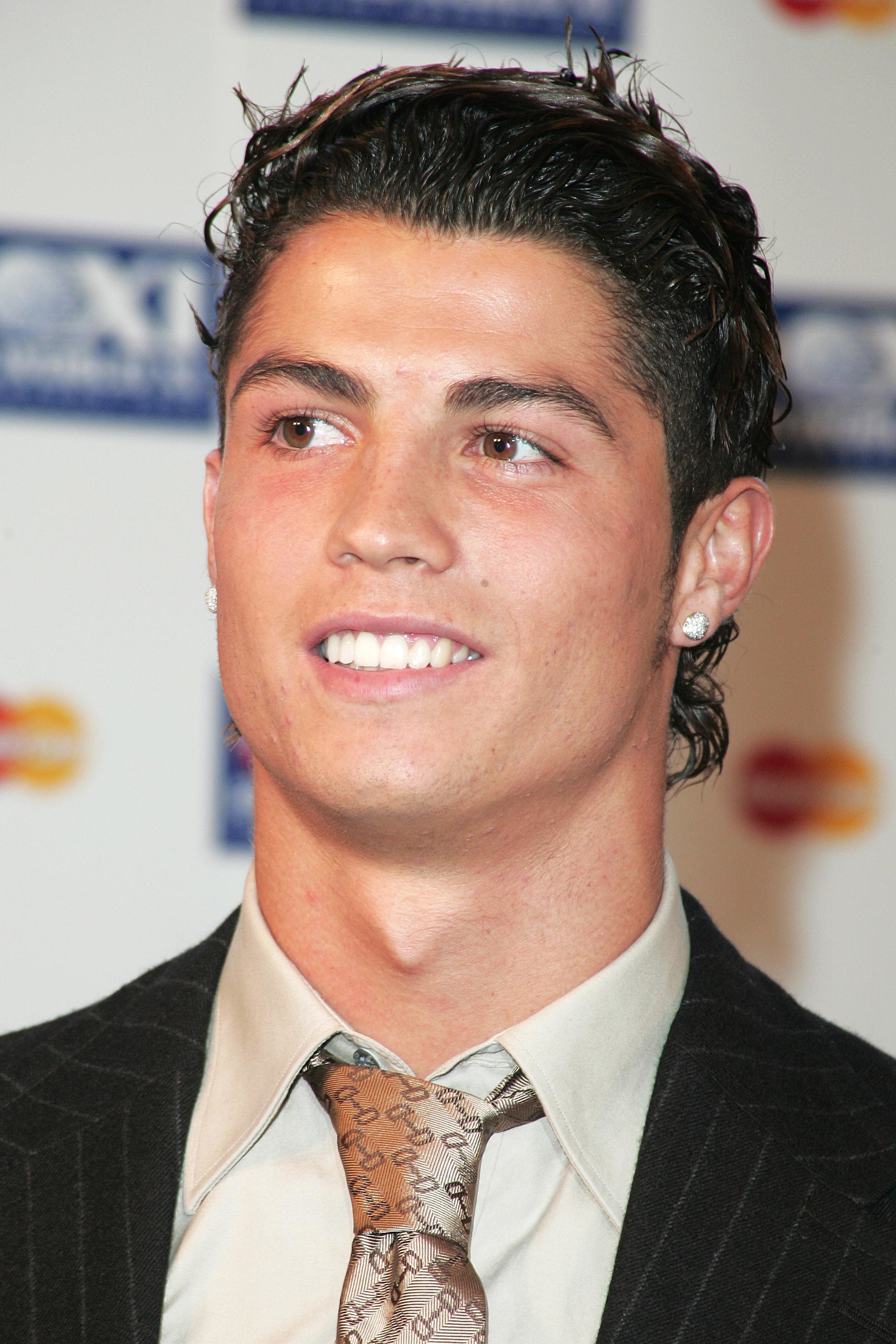 Cristiano Ronaldo lors de la remise des prix du joueur mondial de l'année de la FIFA Pro, le 19 septembre 2005, à Londres, en Angleterre. | Source : Getty Images