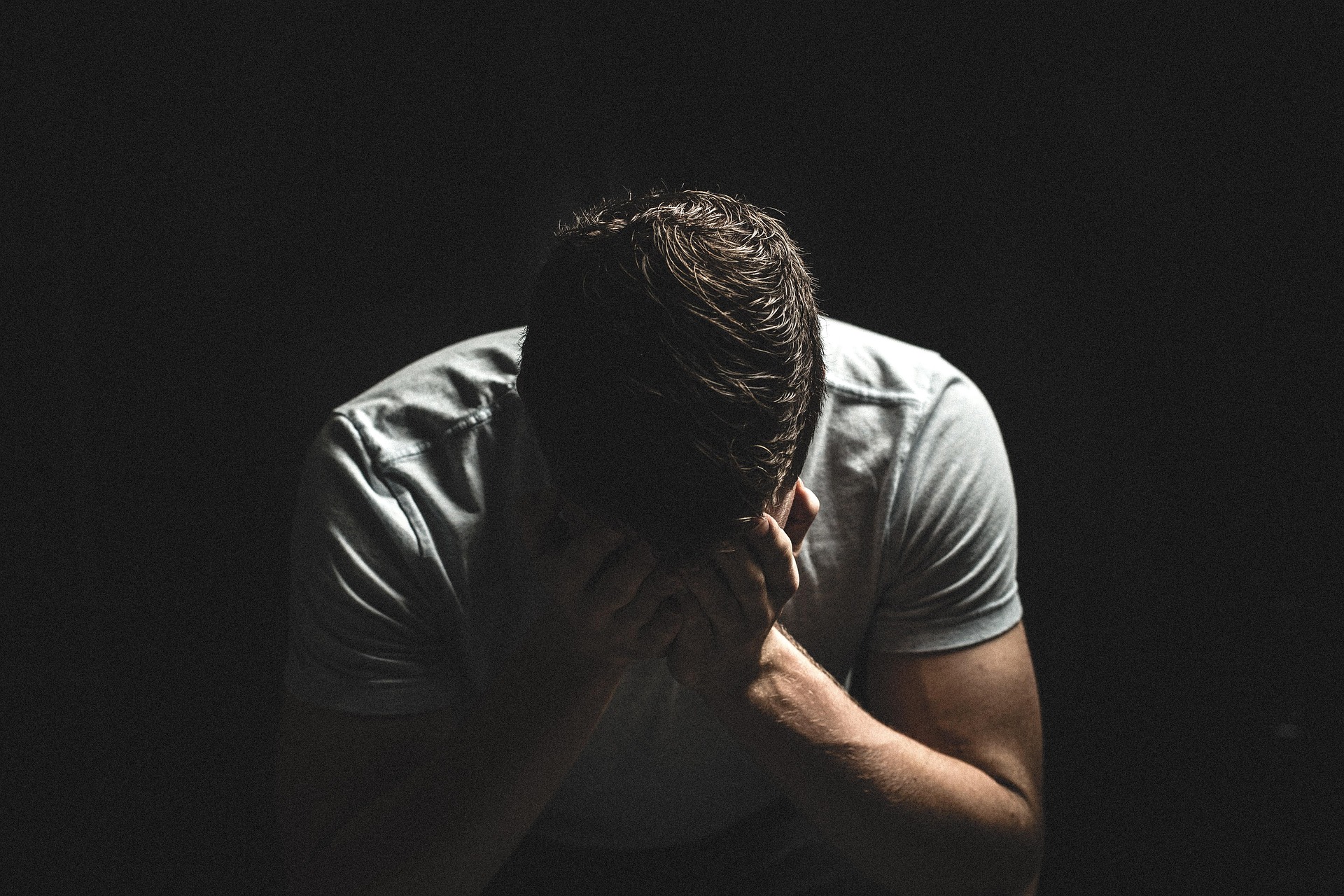 Un homme triste | Source : Pixabay