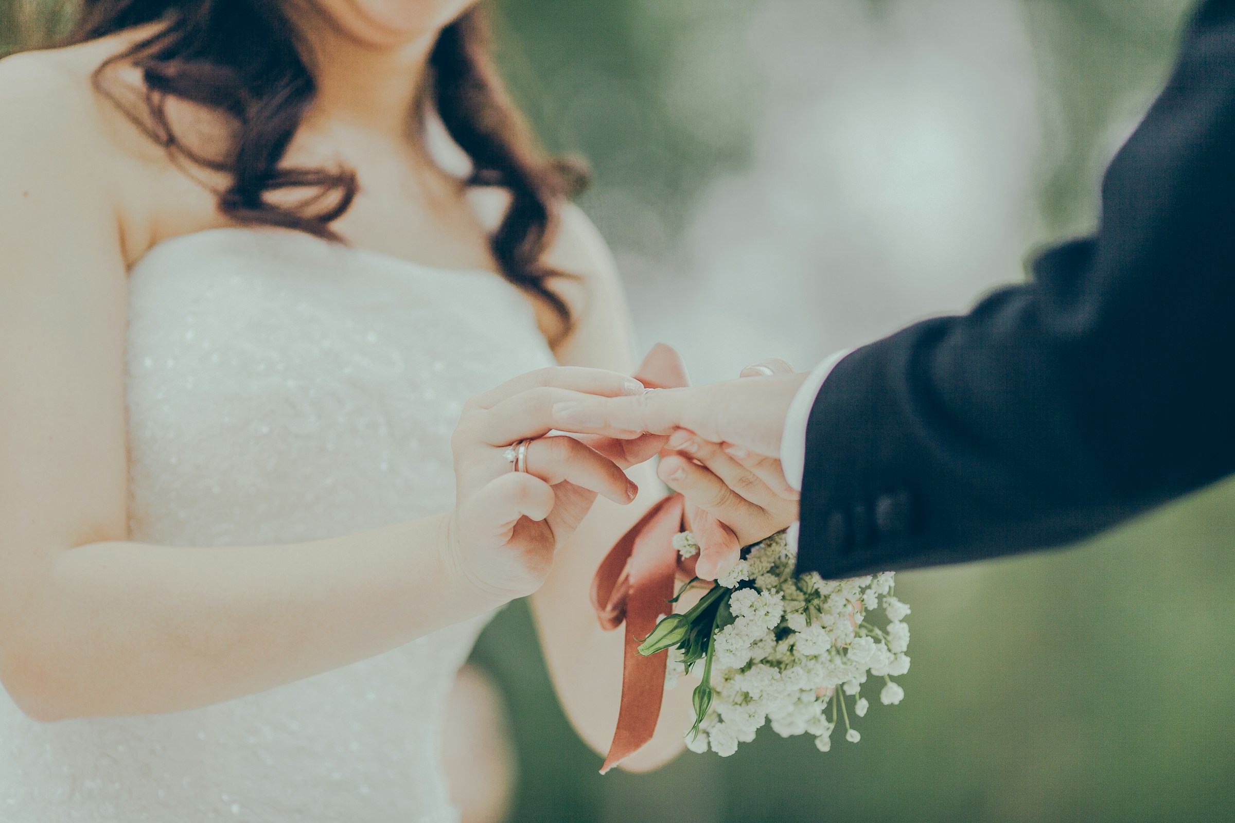 Une mariée mettant l'alliance du marié | Source : Unsplash