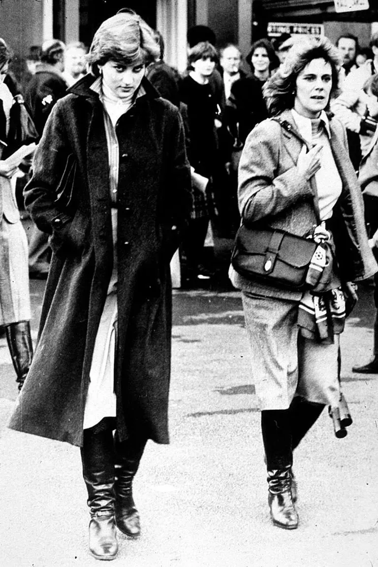 Lady Diana Spencer et Camilla Parker-Bowles aux courses de Ludlow auxquelles participe le prince Charles en 1980. | Source : Getty Images