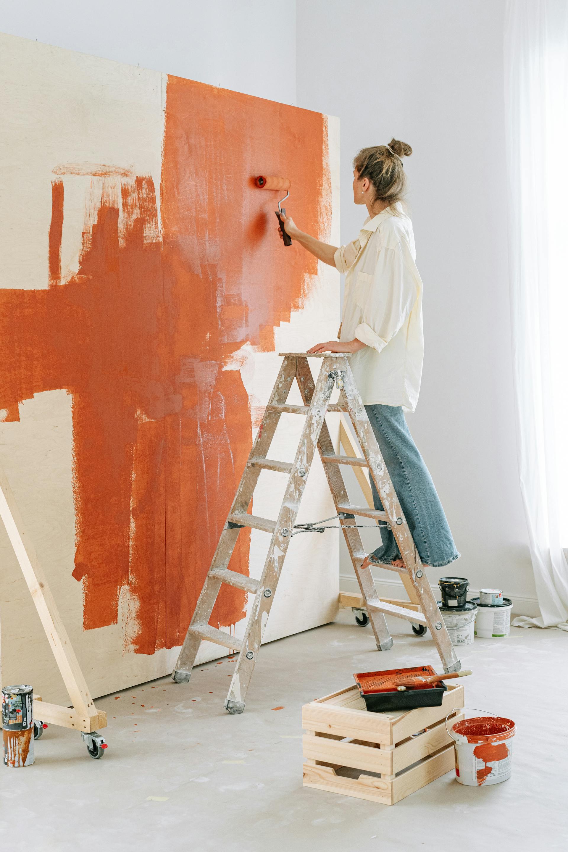 Une femme en train de peindre un mur | Source : Pexels