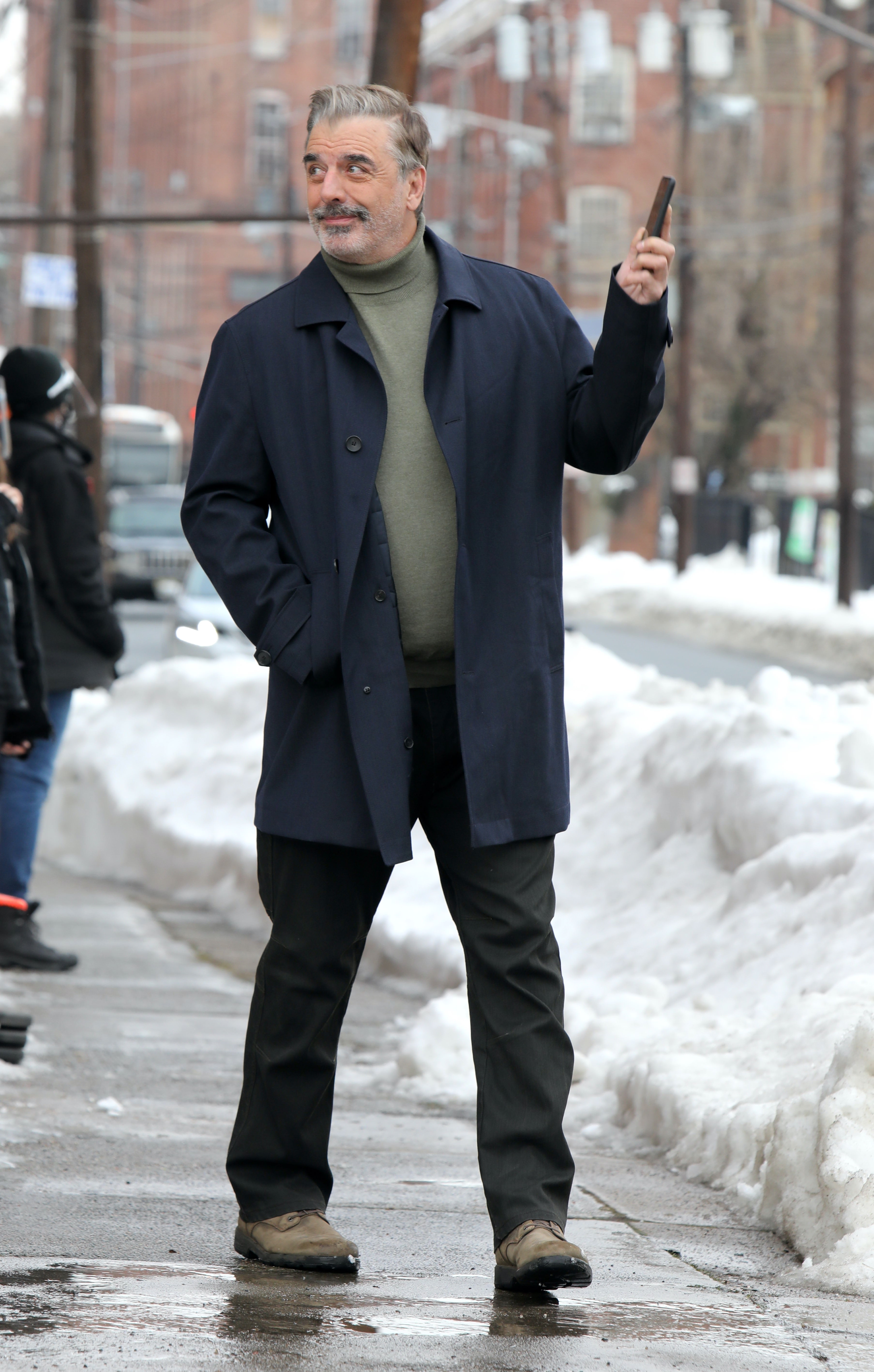 Chris Noth sur le plateau de tournage de "The Equalizer" le 5 février 2021| Source : Getty Images