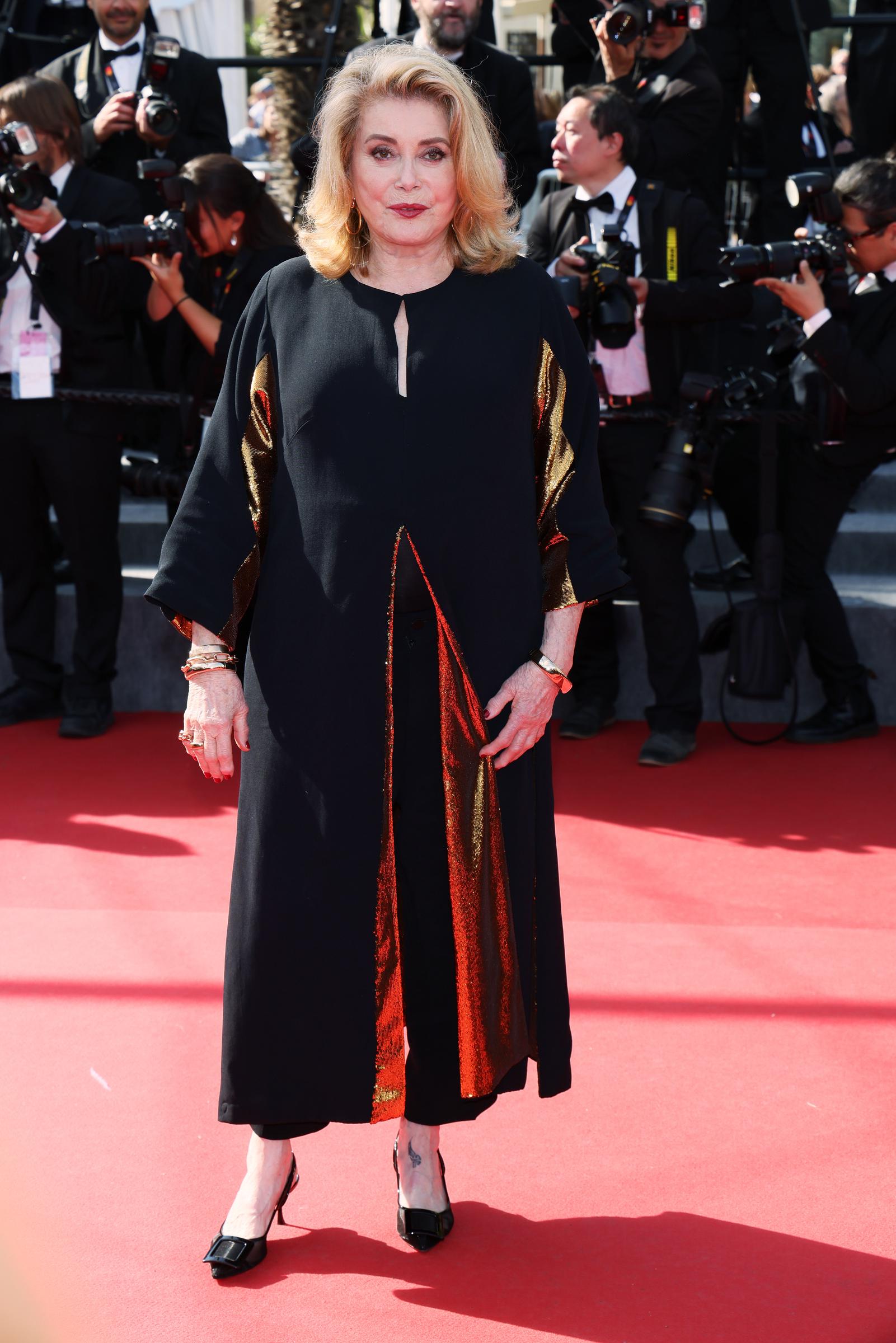 Catherine Deneuve sur le tapis rouge de "L'Amour Ouf (Cœurs battants)" lors de la 77e édition du Festival de Cannes, le 23 mai 2024. | Source : Getty Images