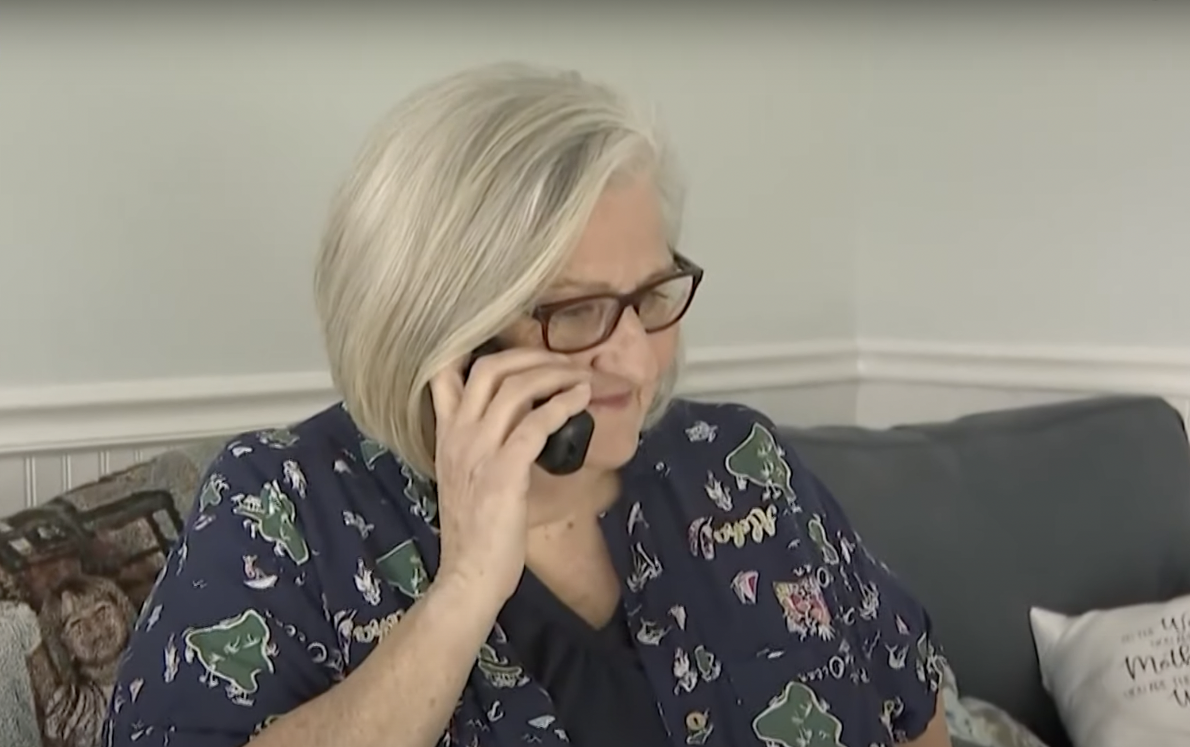 Jean Ebbert parle au téléphone chez elle. | Source : YouTube/Khou 11