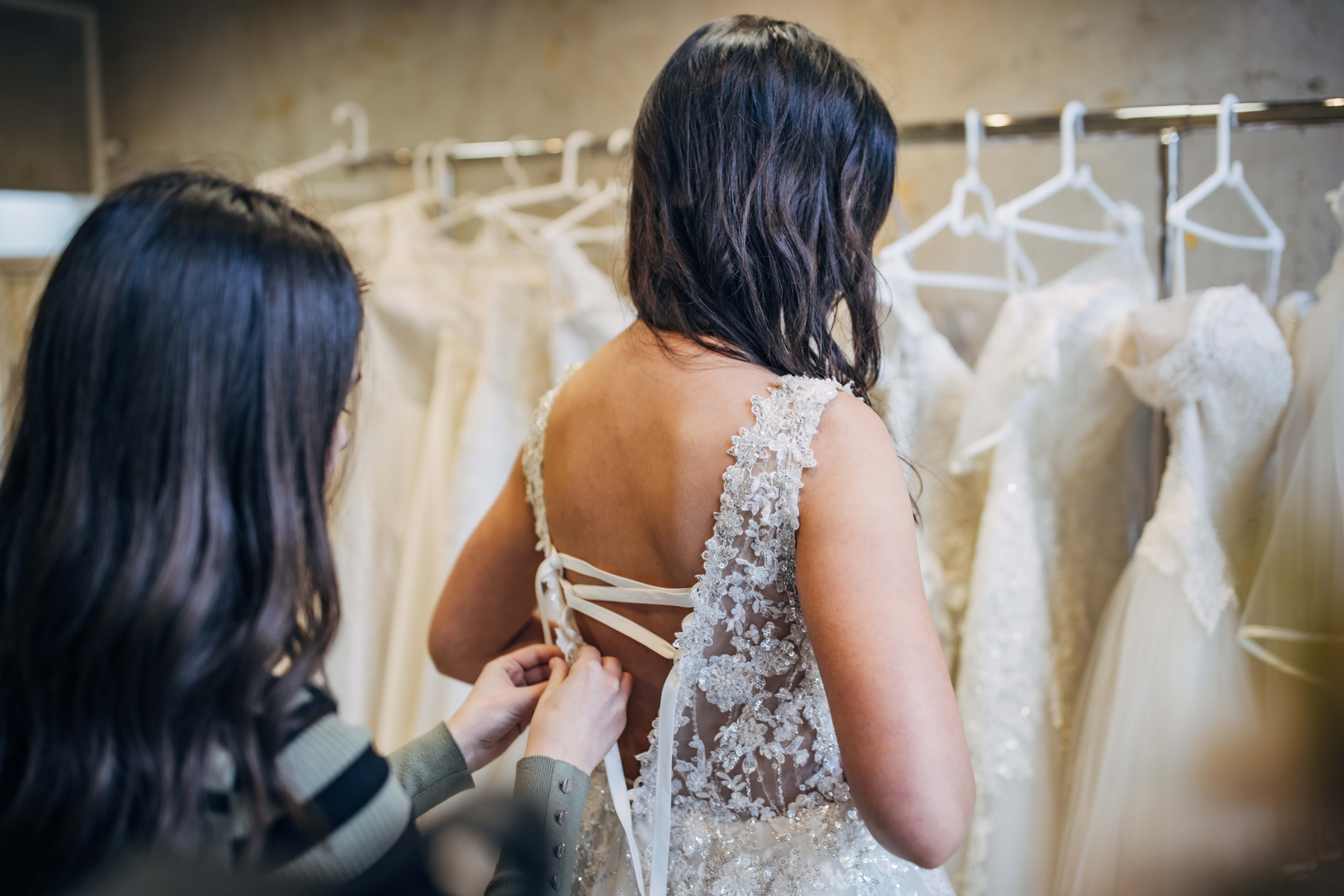 Une femme essayant une robe de mariée | Source : Getty Images