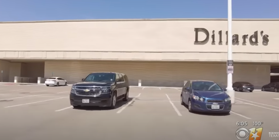 Le parking de Dillard's | Source : Youtube.com/CBS Texas