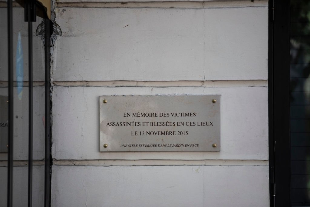 Plaque commémorative des victimes des attaques terroristes de novembre 2015 à Paris, le 8 septembre 2021, près du théâtre et du café Bataclan, Paris, France. | Photo : Getty Images