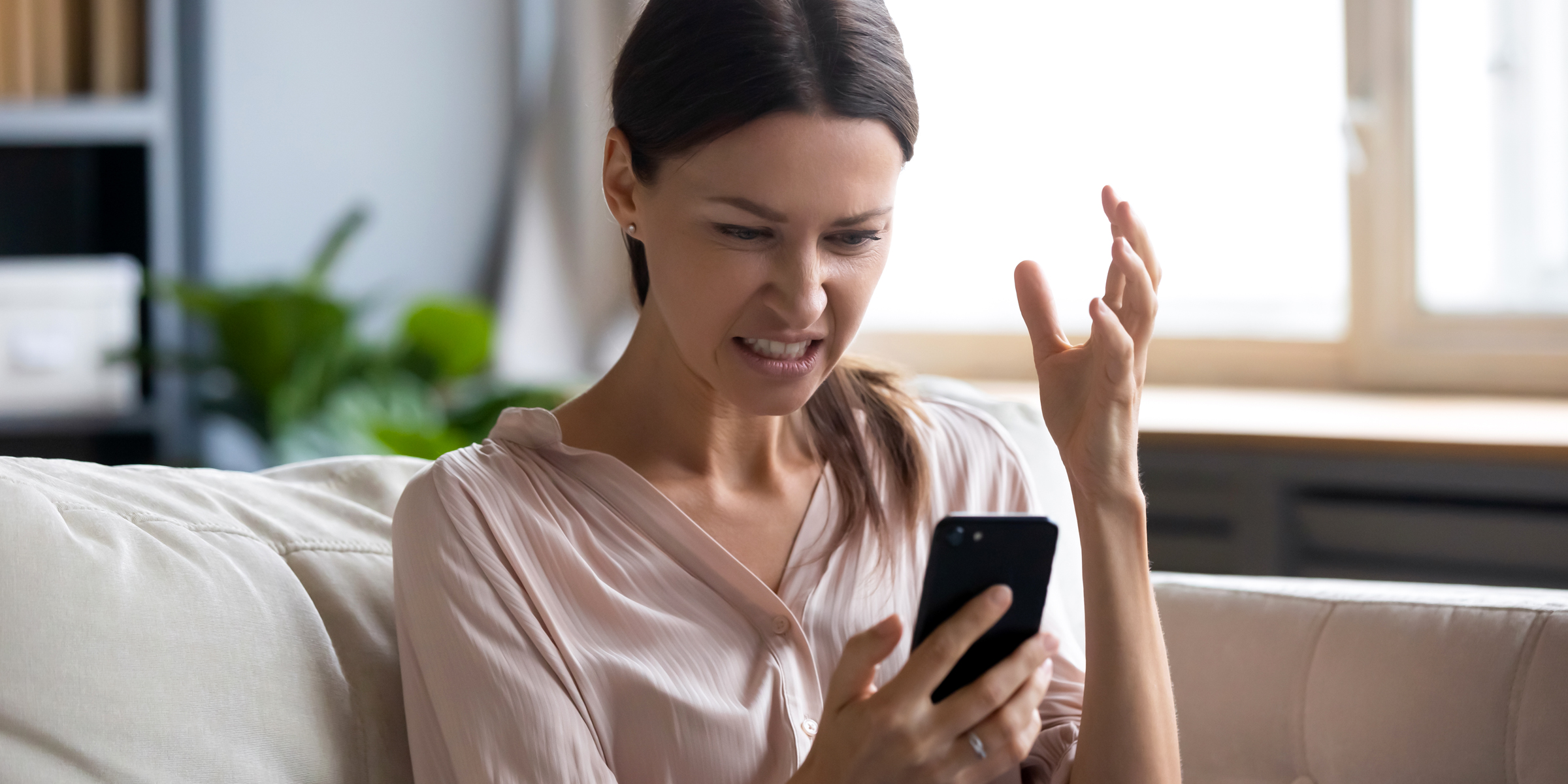 Femme en colère avec un smartphone | Source : Shutterstock