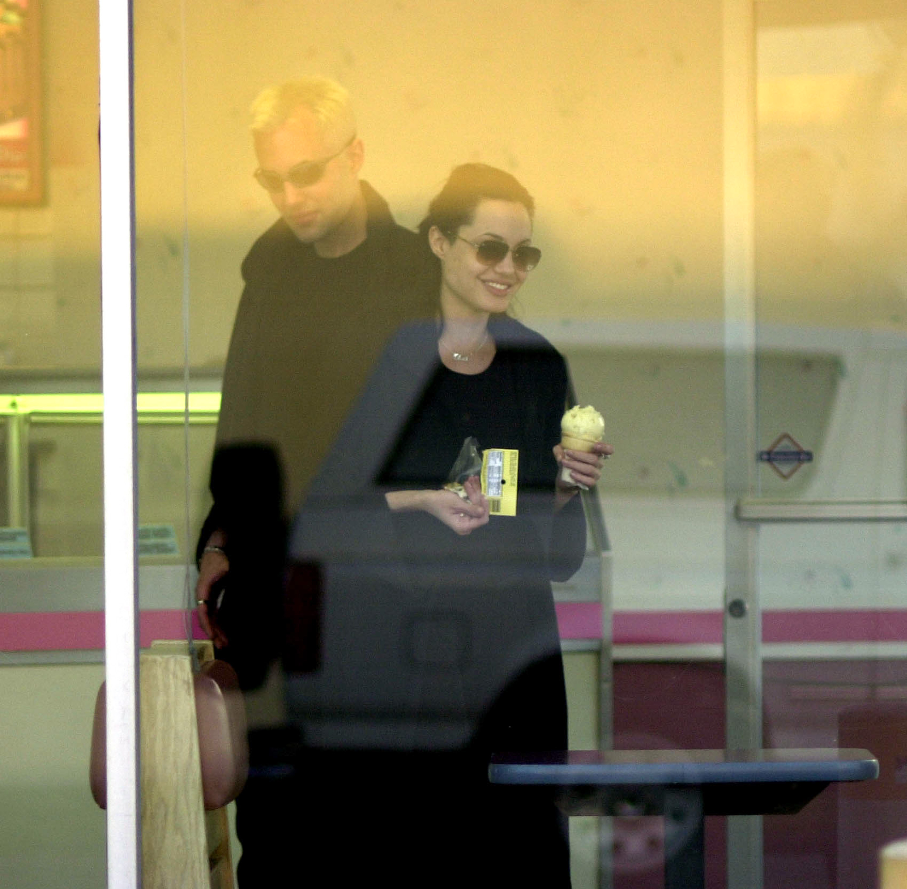 James Haven et Angelina Jolie aperçus à Los Angeles le 25 mars 2000. | Source : Getty Images