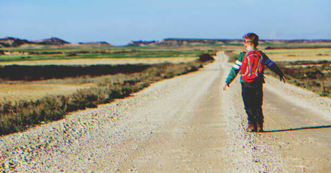 Un petit garçon seul sur une route | Source : Shutterstock