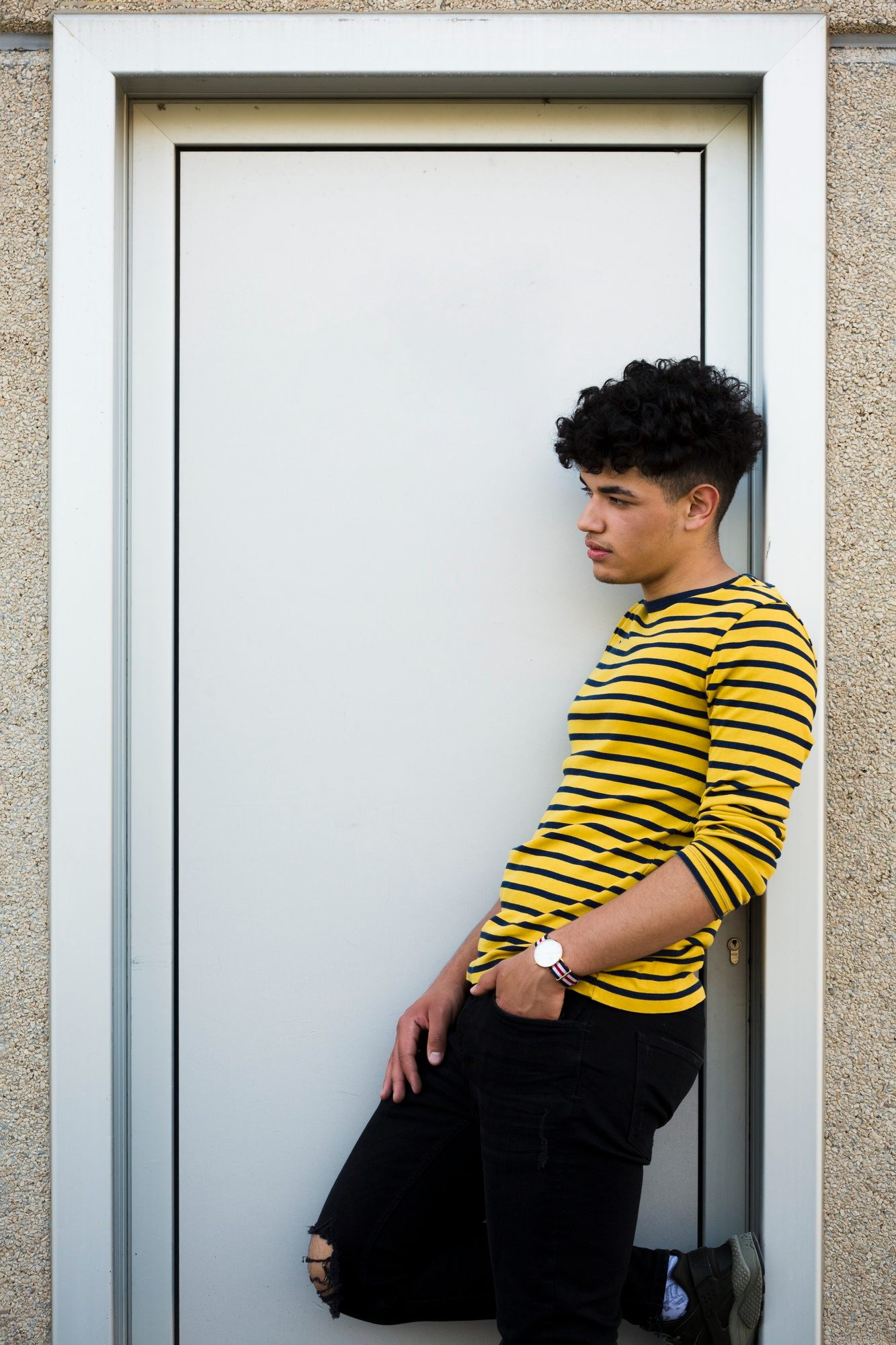 Un homme devant une porte fermée | Source : Freepik