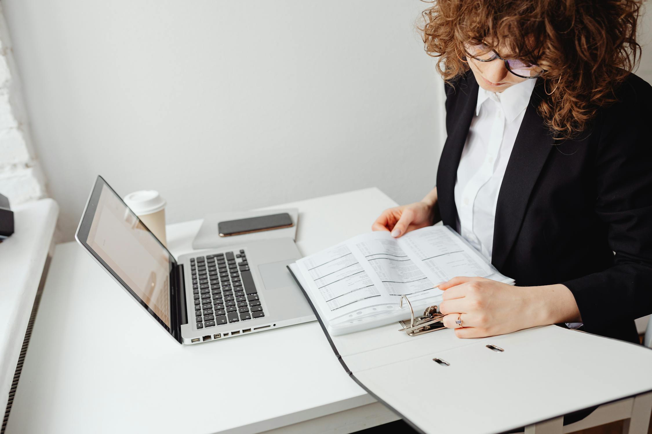 Une femme qui consulte des documents | Source : Pexels