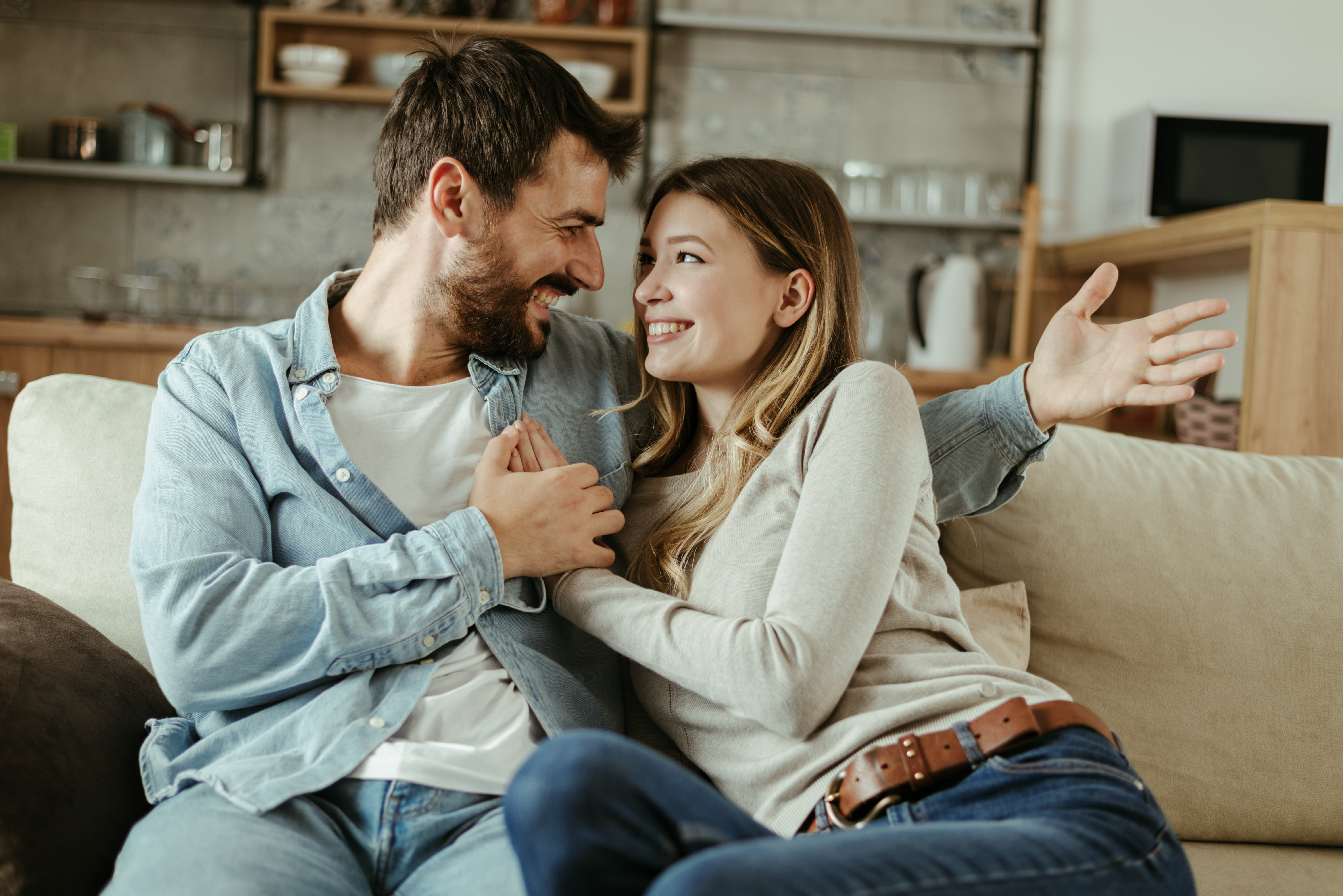 Un couple conversant à la maison | Source : Shutterstock