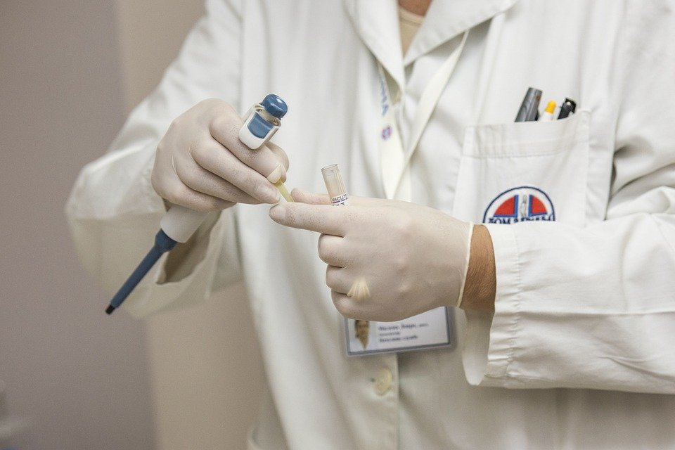 Un médecin en tenant ses matériels paramédicaux. | Photo : Pixabay