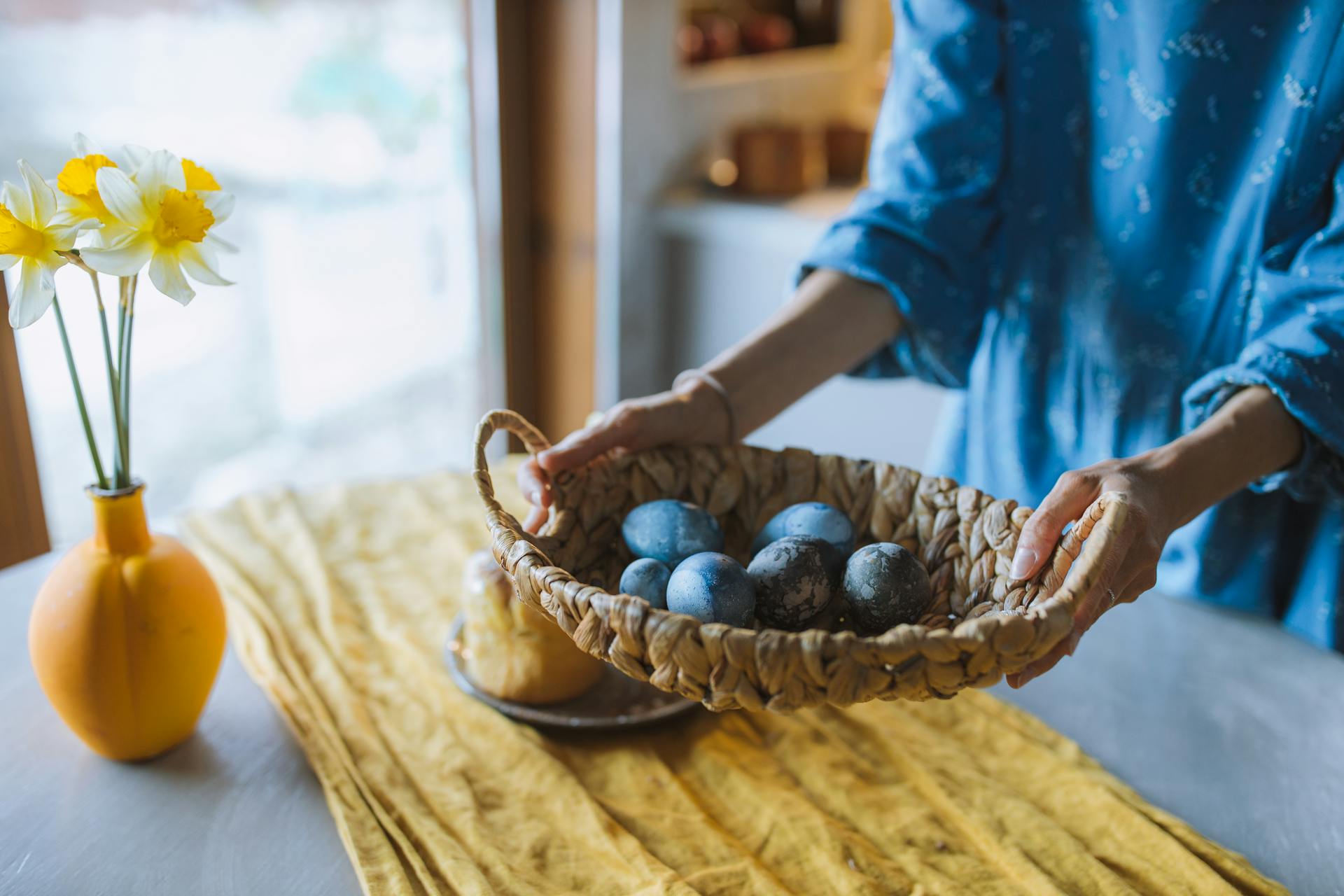 Une femme tenant un panier d'œufs | Source : Pexels