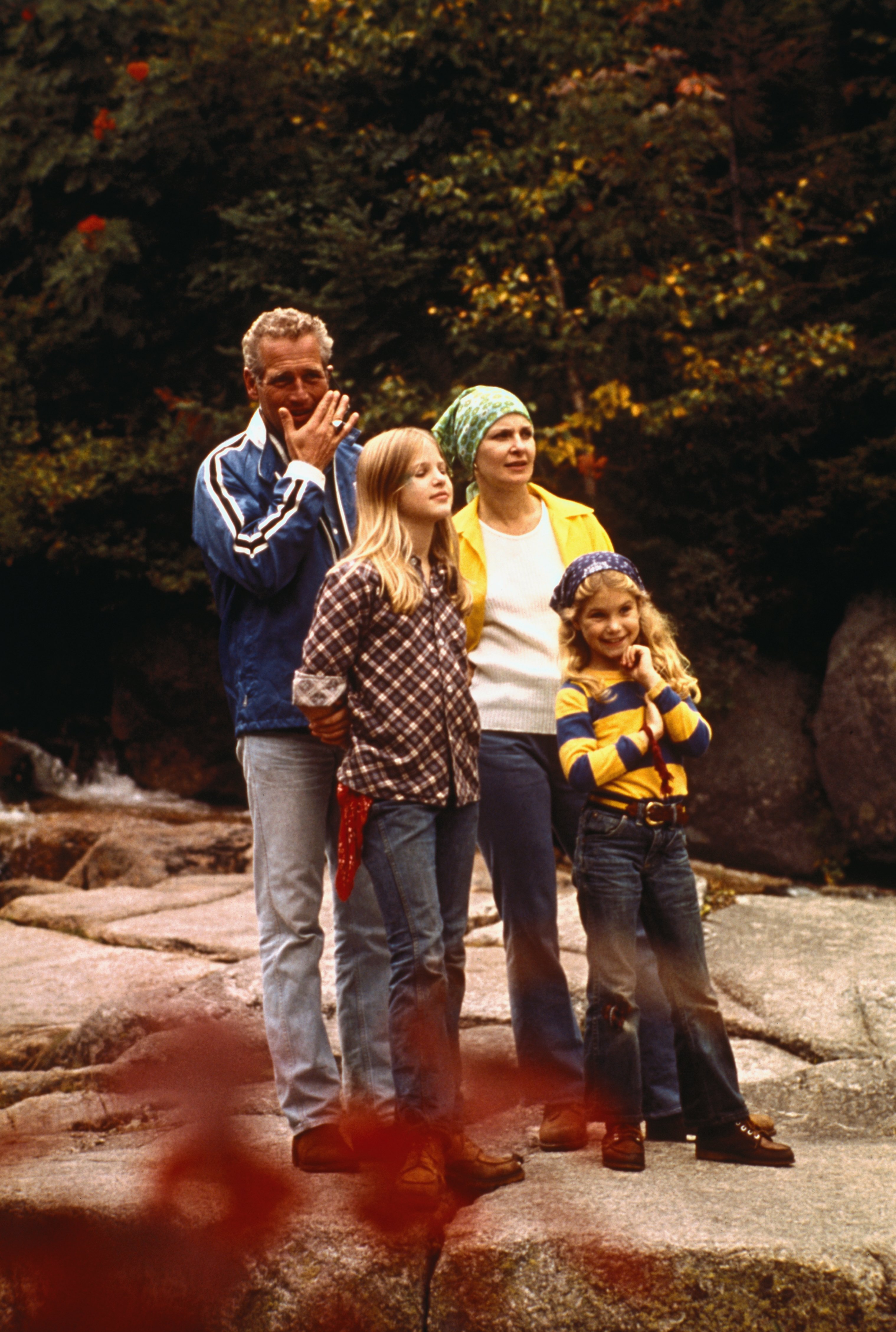 Paul Newman et Joanne Woodward, avec leurs filles Melissa, 13 ans, et Clea, 9 ans, dans la région où ils ont tourné une émission spéciale de télévision le 2 avril 2012 | Source : Getty Images