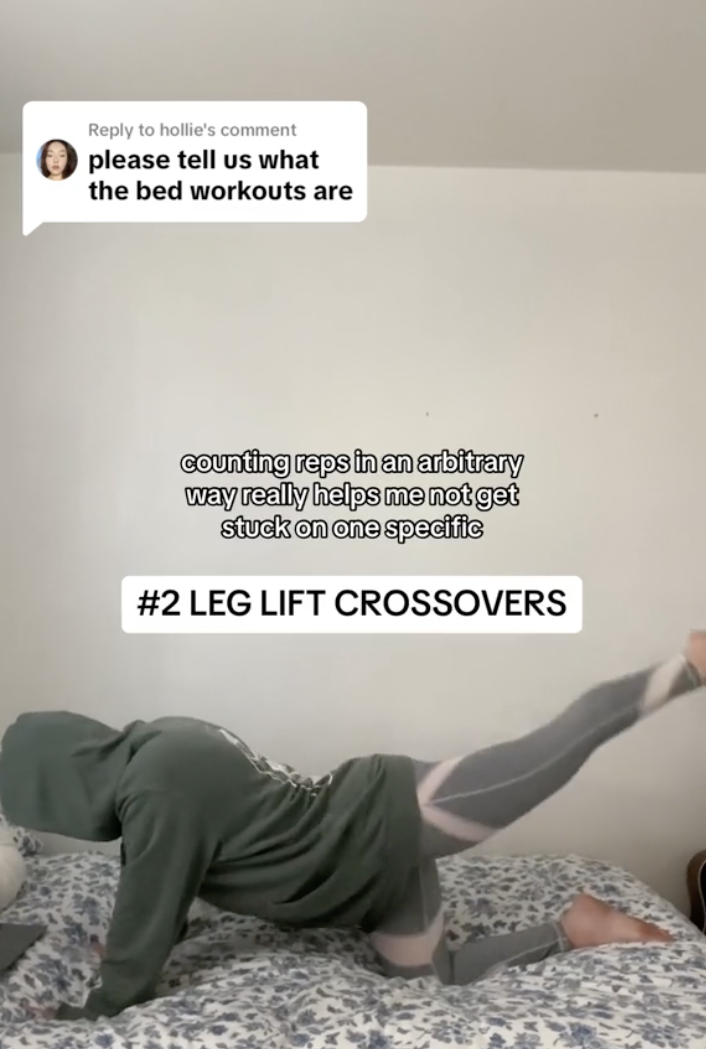 Colleen fait ses exercices au lit | Source : tiktok.com/@queenxxcolleen