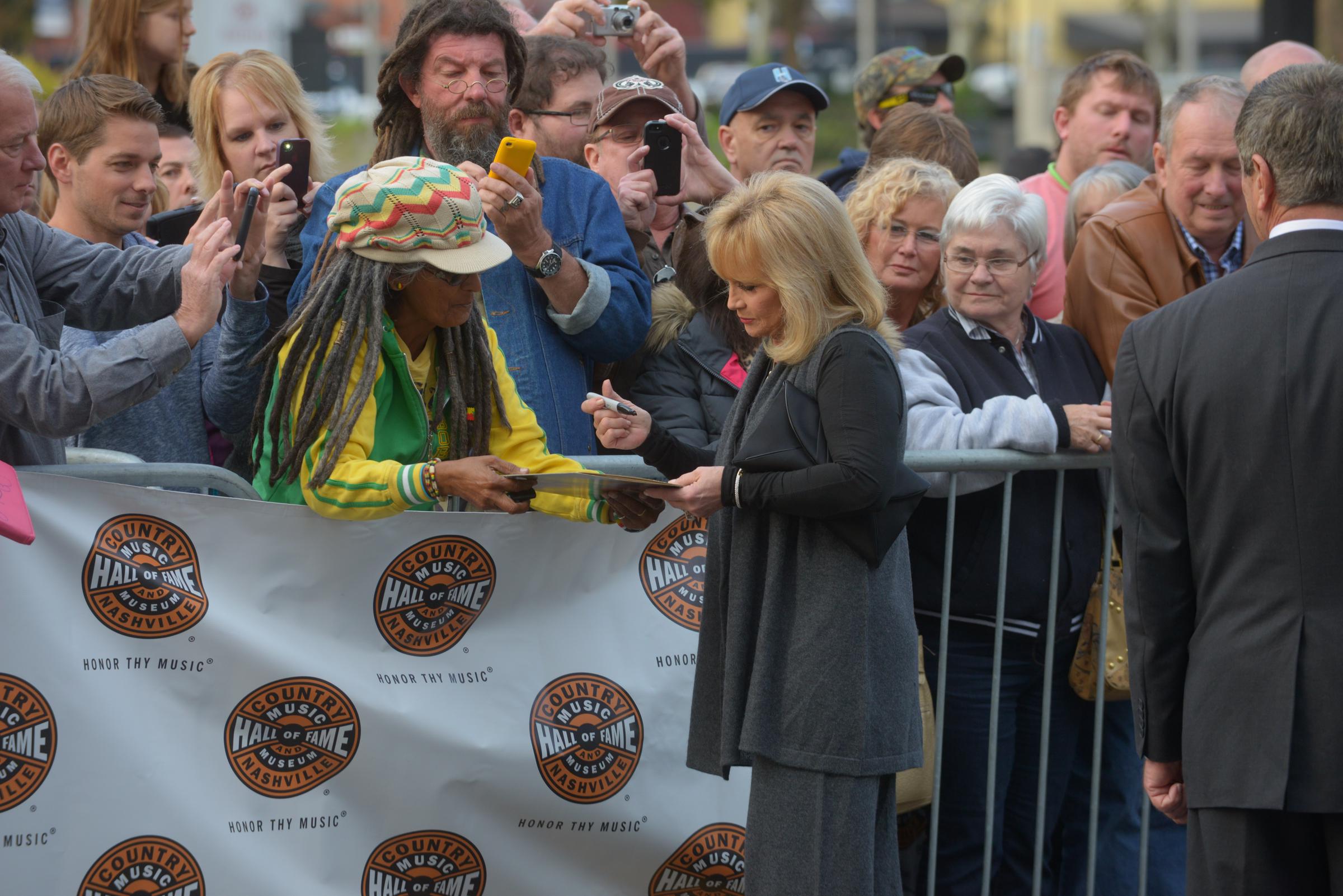 Barbara Mandrell arrive et salue les fans lors de la cérémonie de remise des médaillons du Country Music Hall of Fame à Nashville, Tennessee, le 27 octobre 2013. | Source : Getty Images