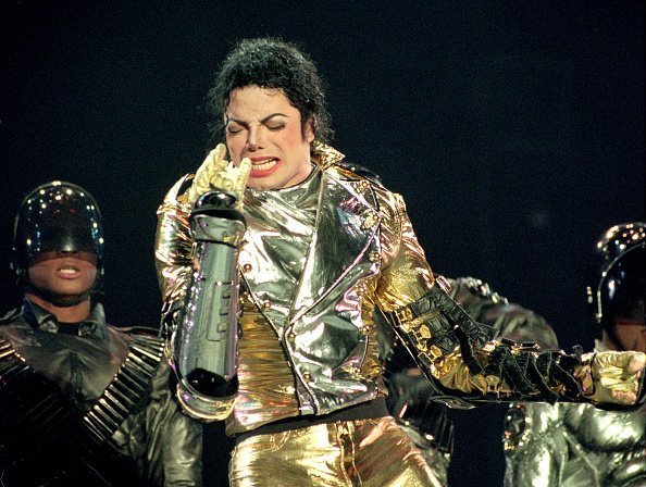 Michael Jackson se produit sur scène lors de son concert de la tournée mondiale "HIStory" | Photo: Getty Images