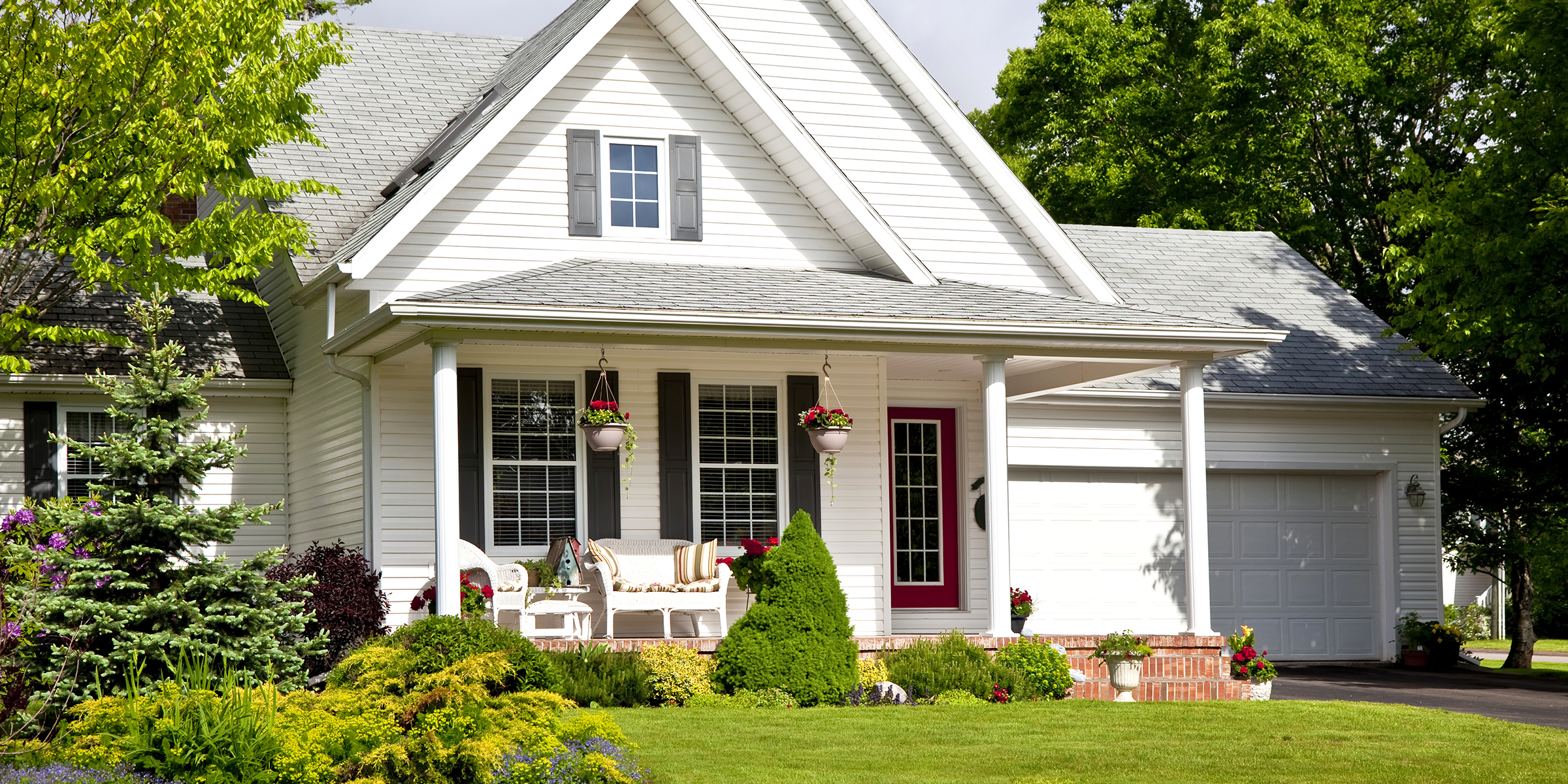 Une maison de banlieue | Source : Shutterstock