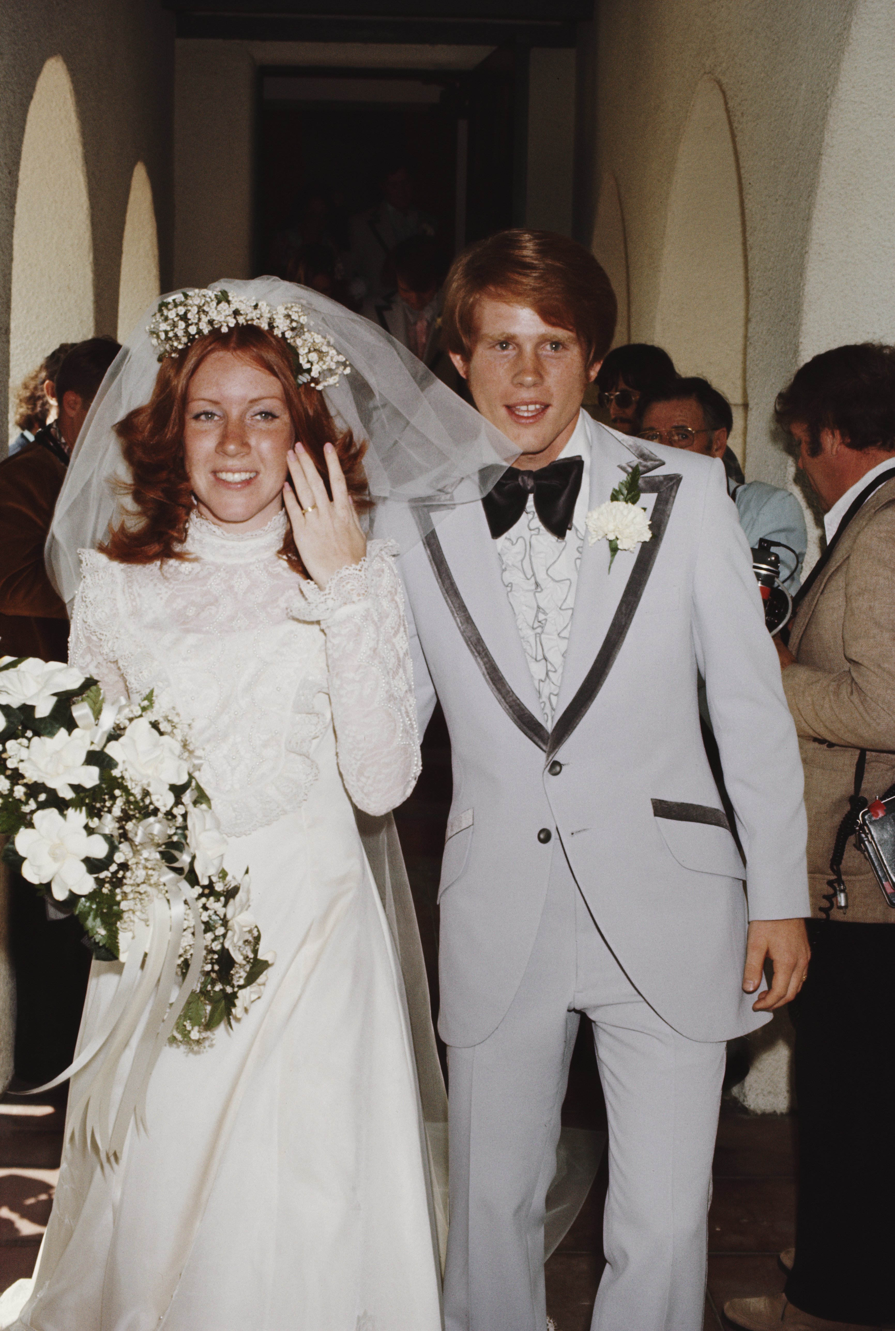 L'acteur américain Ron Howard épouse Cheryl Alley à l'Église méthodiste unie de Magnolia Park à Burbank, en Californie, le 7 juin 1975. | Source : Getty Images