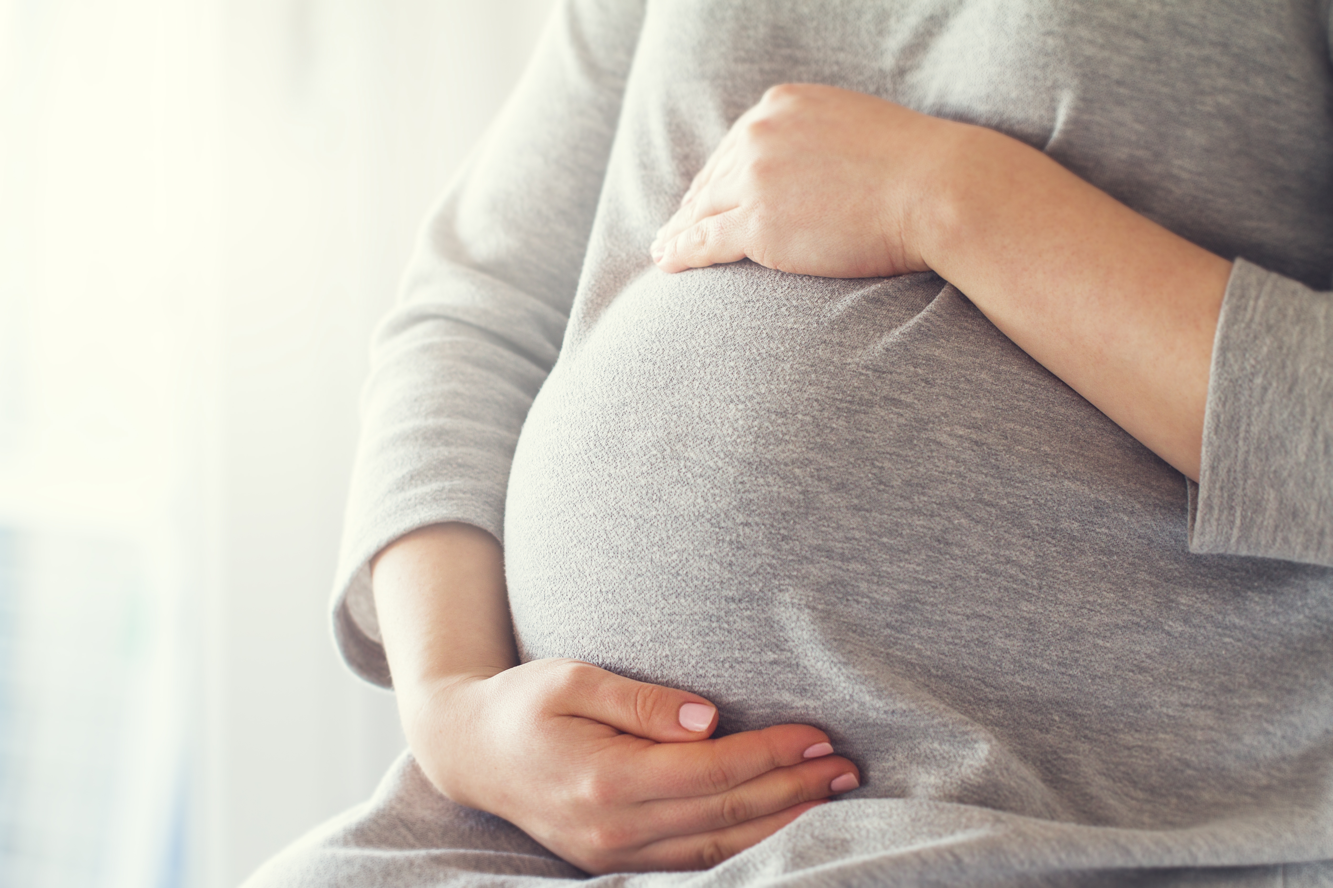 Femme enceinte se tenant le ventre. | Source : Shutterstock