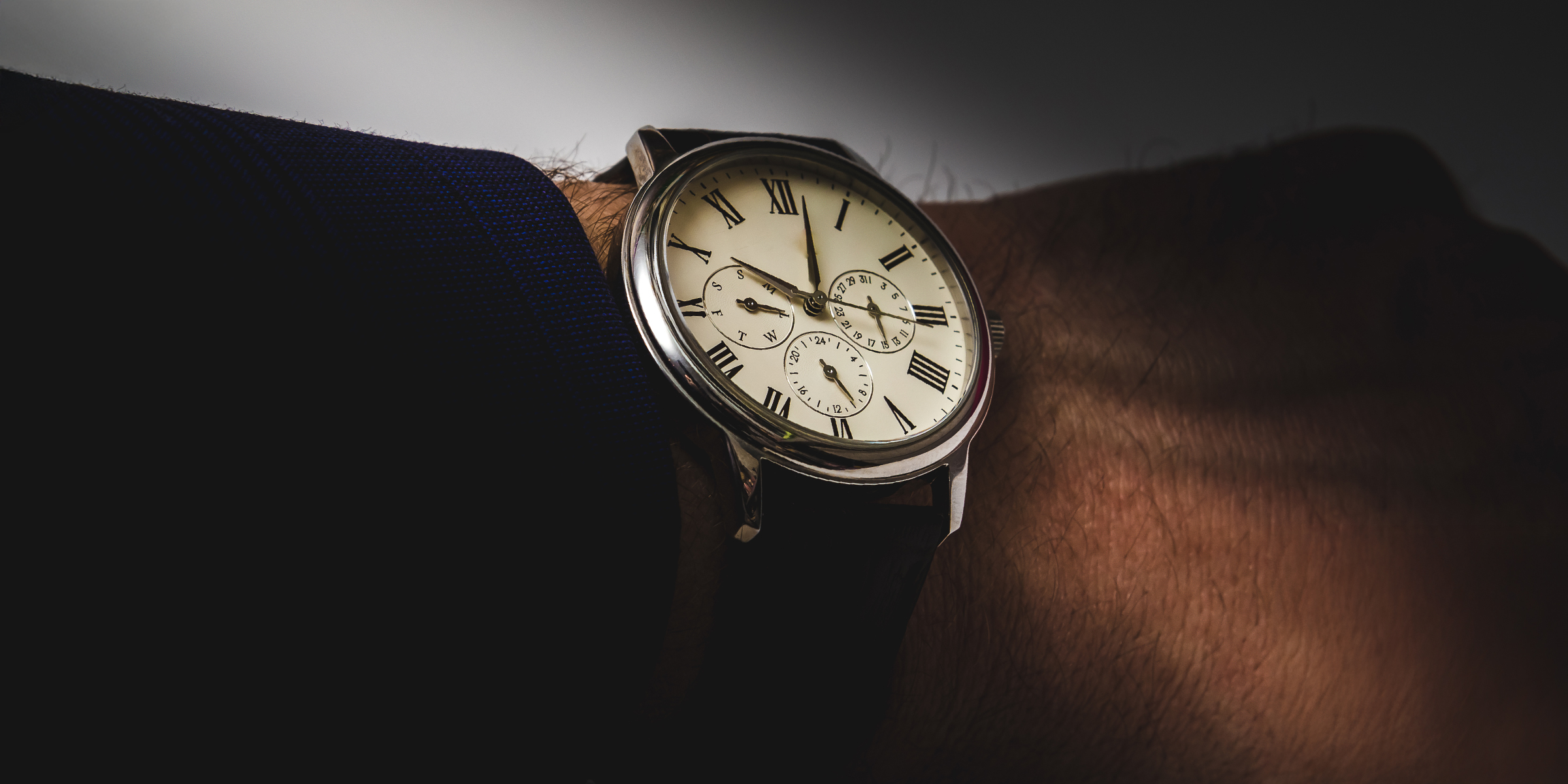 Une montre au poignet d'un homme | Source : Shutterstock