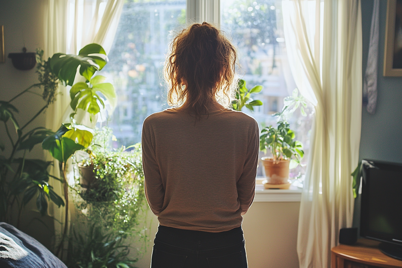 Une femme debout dans son salon | Source : Midjourney