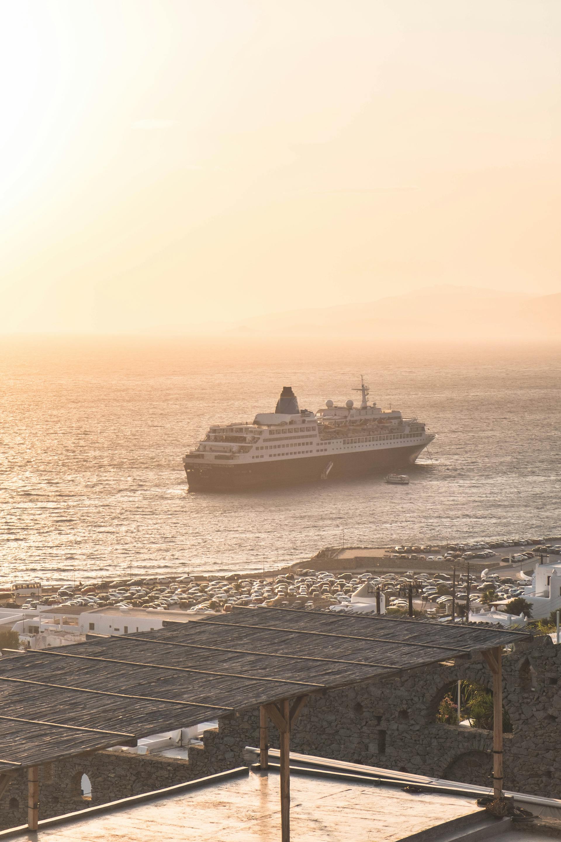 Un bateau de croisière à proximité de la terre ferme | Source : Pexels