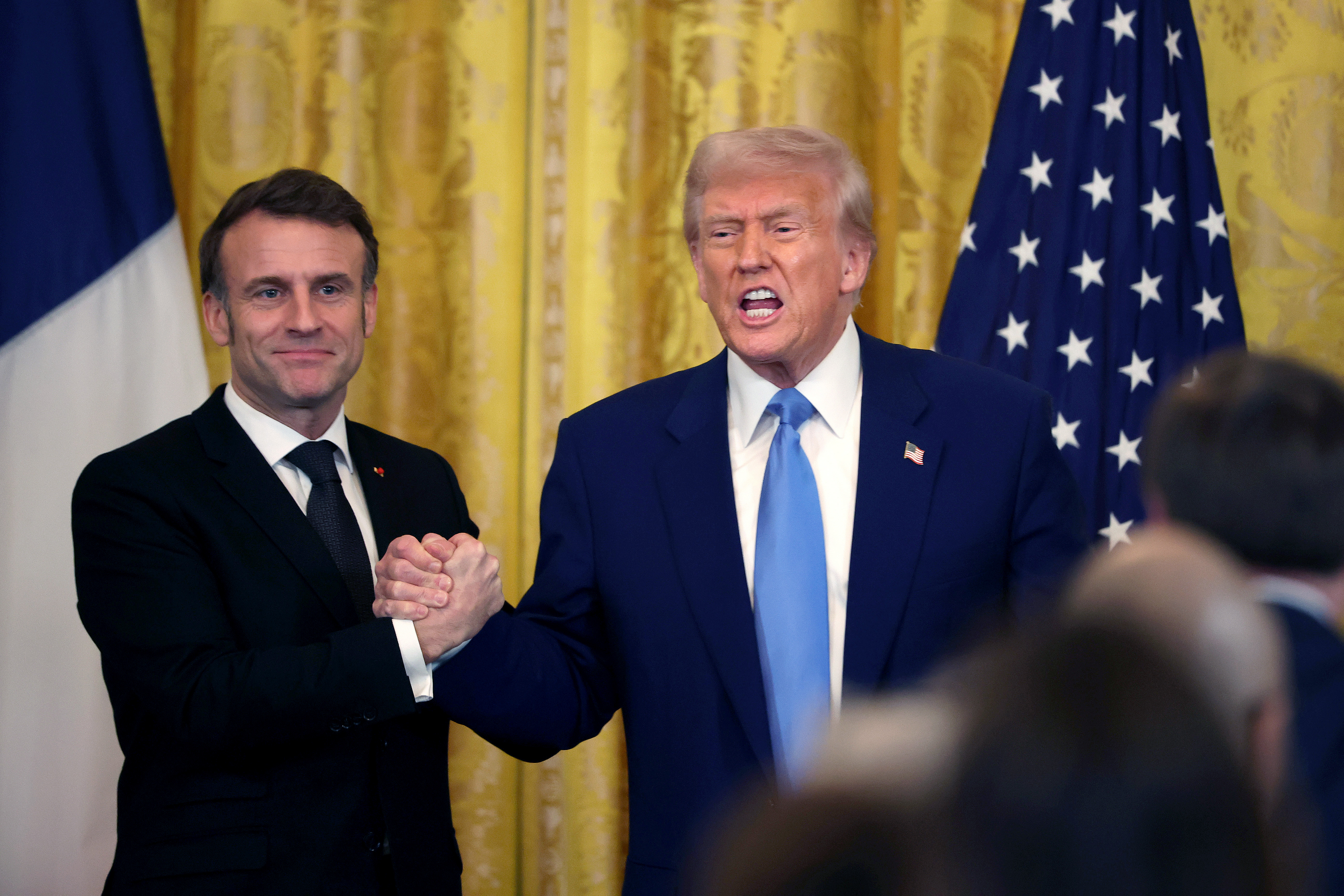 Emmanuel Macron serre la main de Donald Trump alors que ce dernier s'adresse aux journalistes pendant leur rencontre. | Source : Getty Images