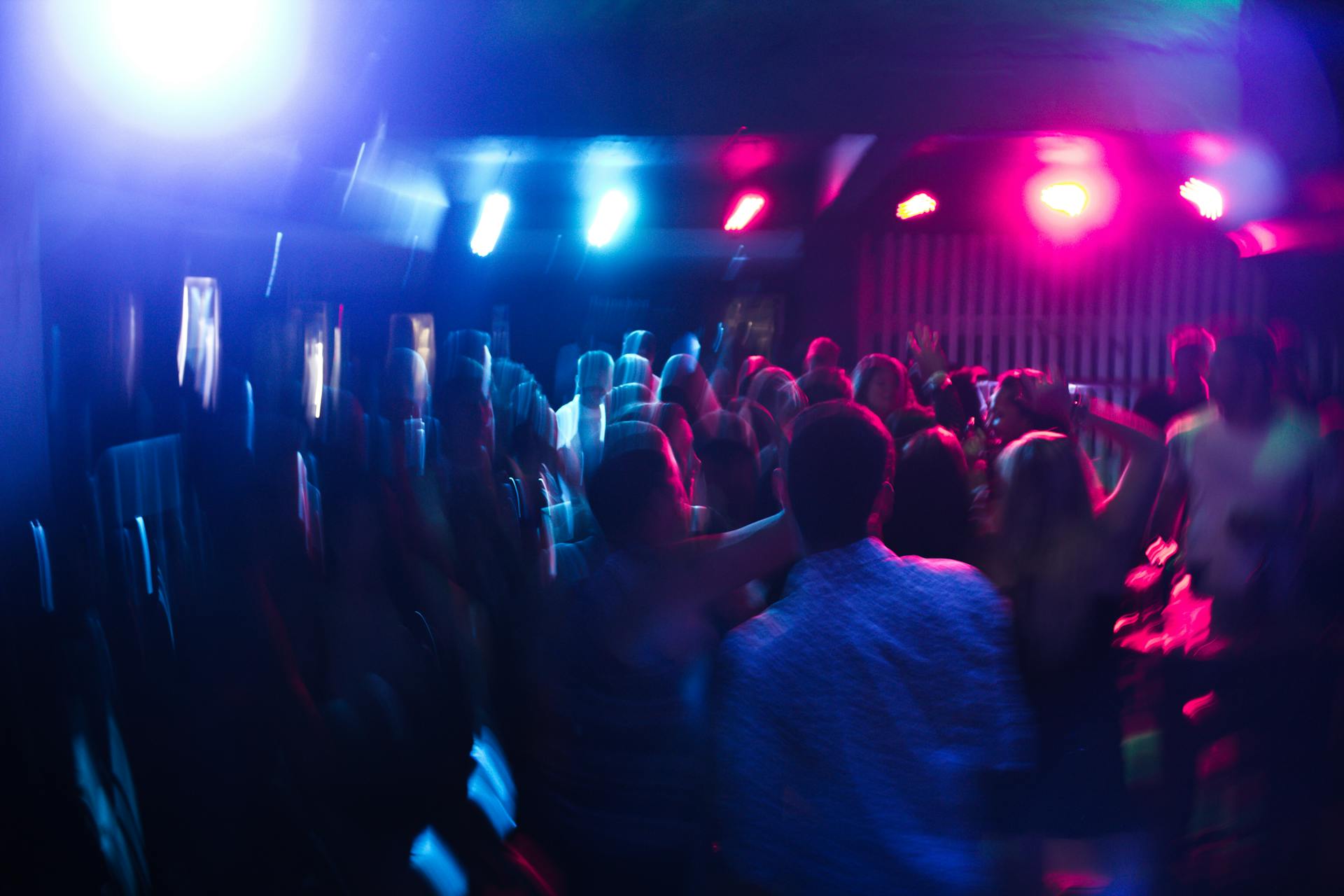 Une salle des fêtes floue | Source : Pexels