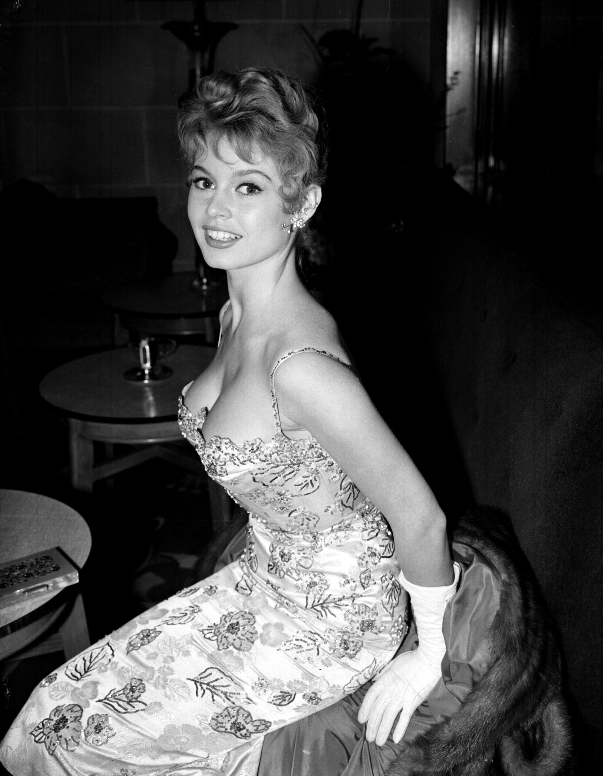 Brigitte Bardot au Cafe Royal le 27 octobre 1956 à Londres. | Source : Getty Images