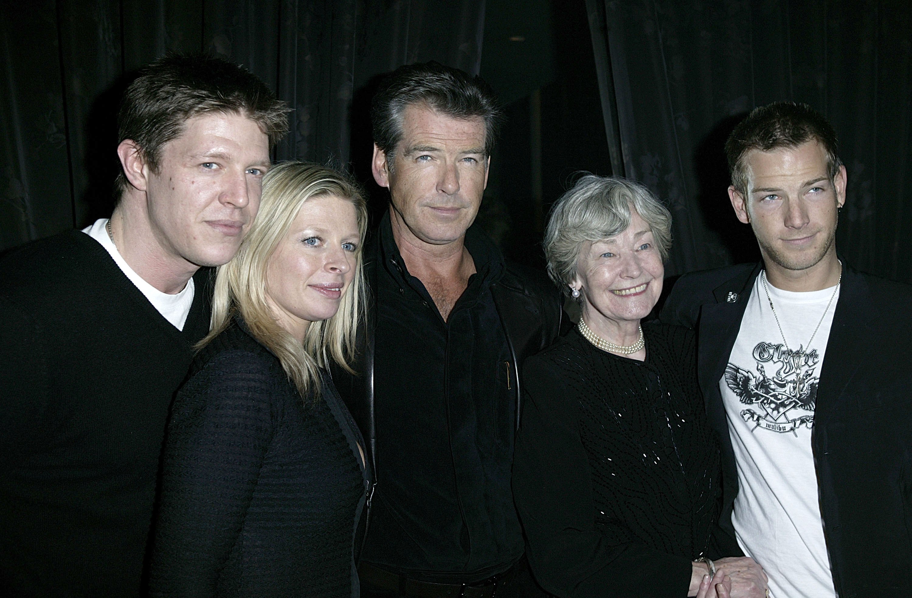 Christopher Brosnan, Charlotte Brosnan, May Smith, Pierce Brosnan et Sean Brosnan à la soirée d'après-spectacle "The Matador" le 21 février 2006 à Londres, Angleterre. | Source : Getty Images