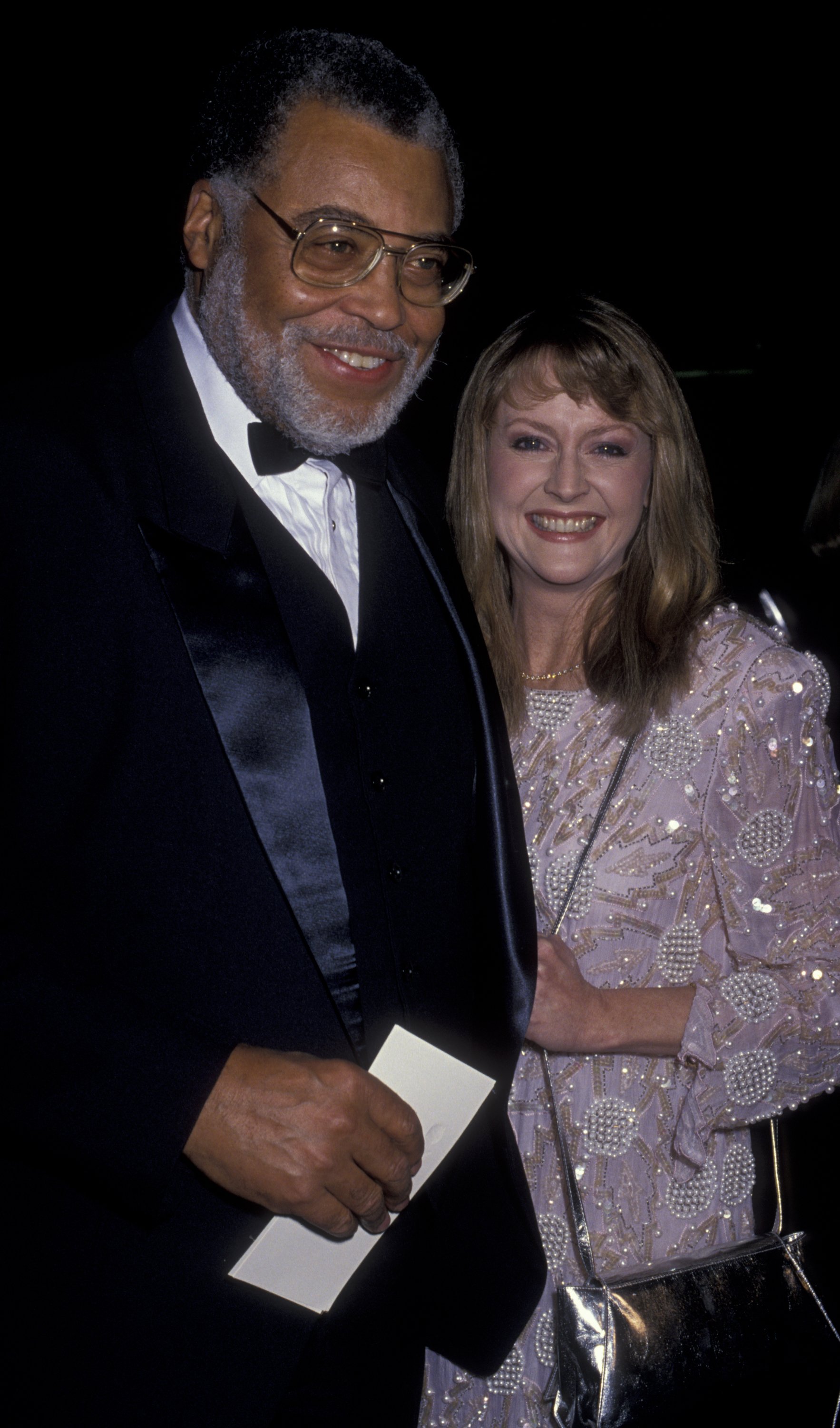 James Earl Jones et sa femme Cecilia Hart assistent à la 47e édition des Golden Globe Awards le 20 janvier 1990 à l'hôtel Beverly Hilton de Beverly Hills, Californie | Source : Getty Images