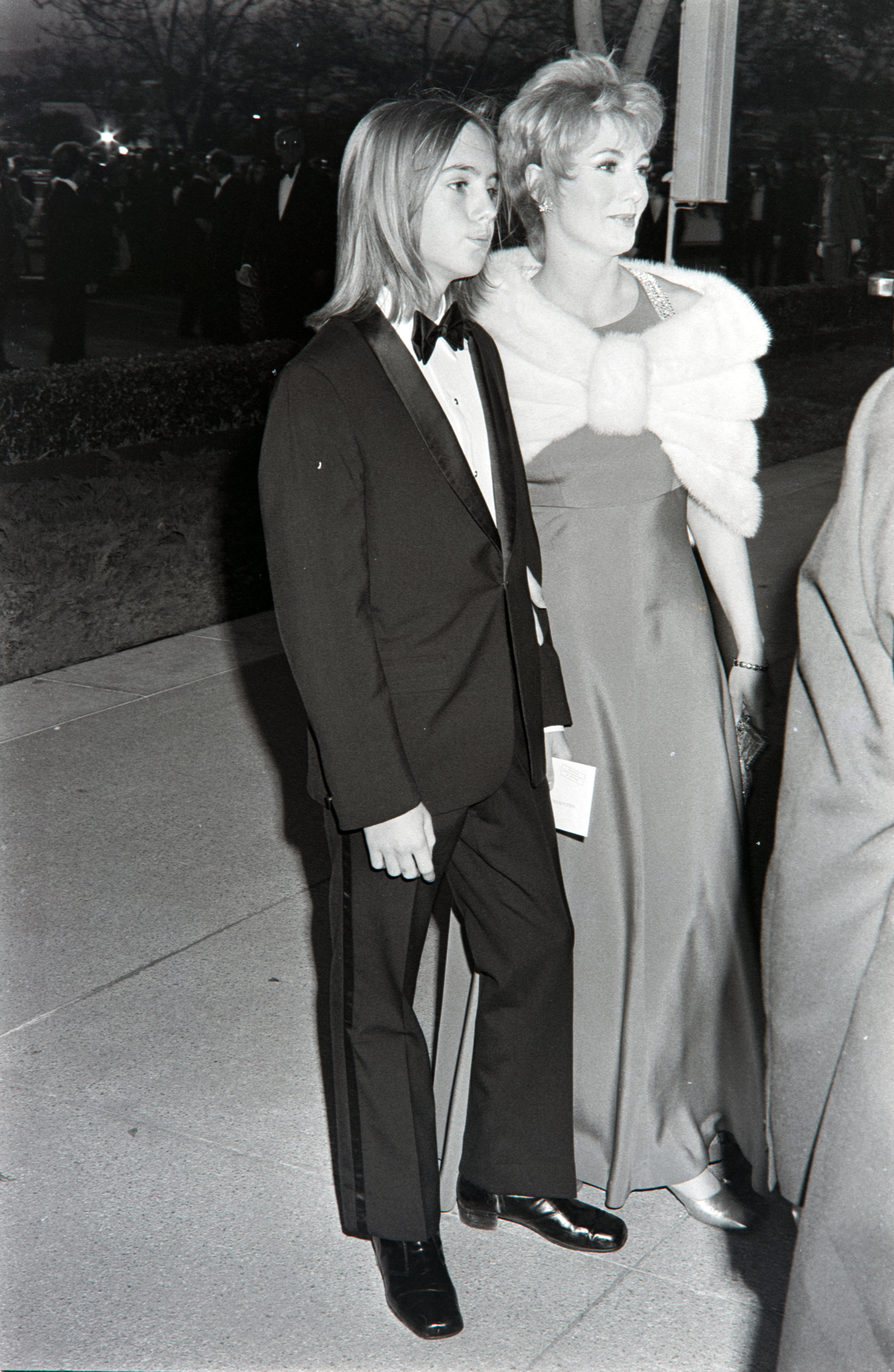 Le chanteur et sa mère lors de la 44e cérémonie des Oscars, le 10 avril 1972, à Los Angeles, en Californie. | Source : Getty Images