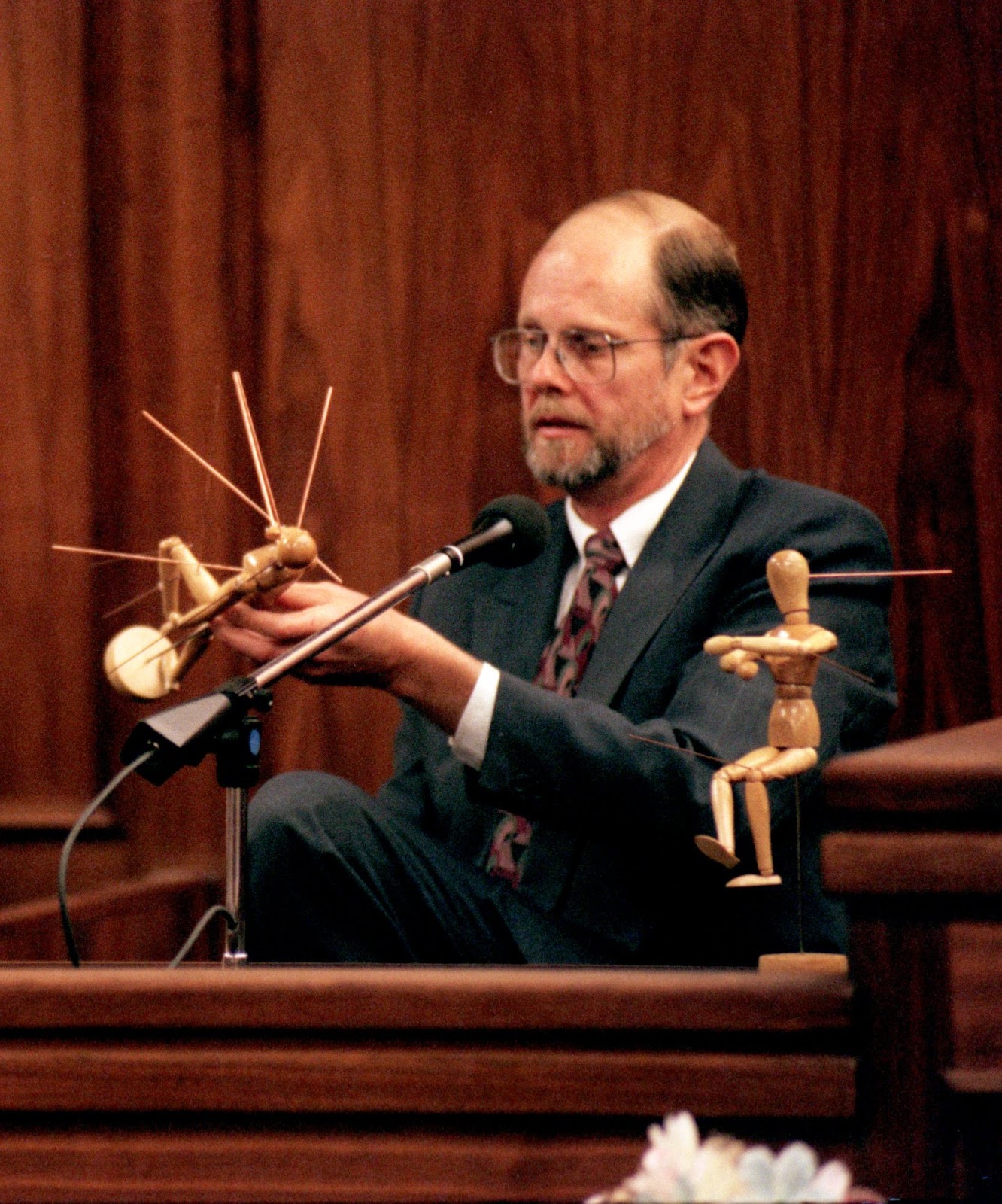 Robert Lawrence de Stockton, Californie, tenant un mannequin et illustrant les blessures par balles de Kitty Menendez lors du procès pour meurtre des frères Menendez en 1995. | Source : Getty Images