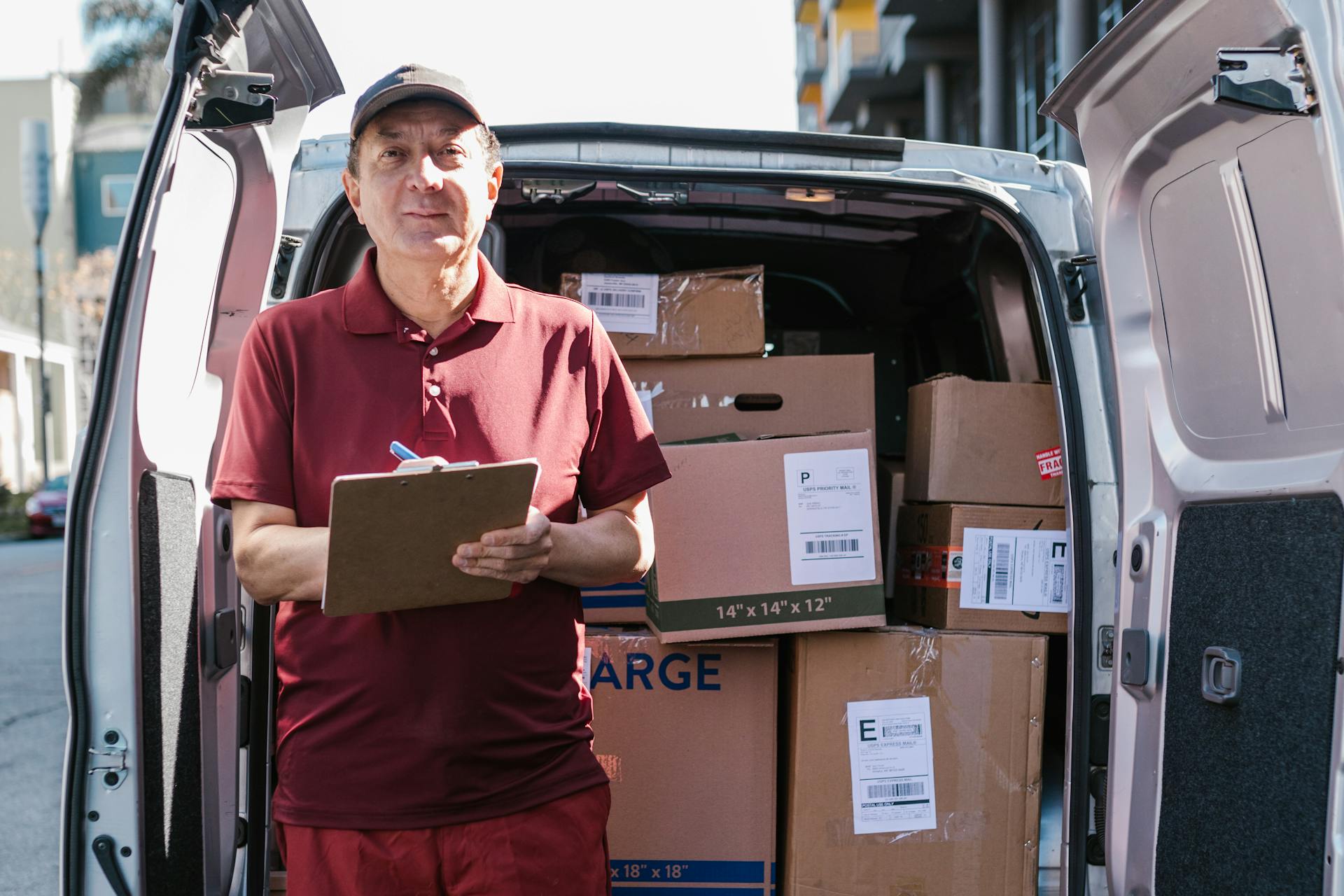 Un chauffeur-livreur avec une camionnette remplie de colis | Source : Pexels