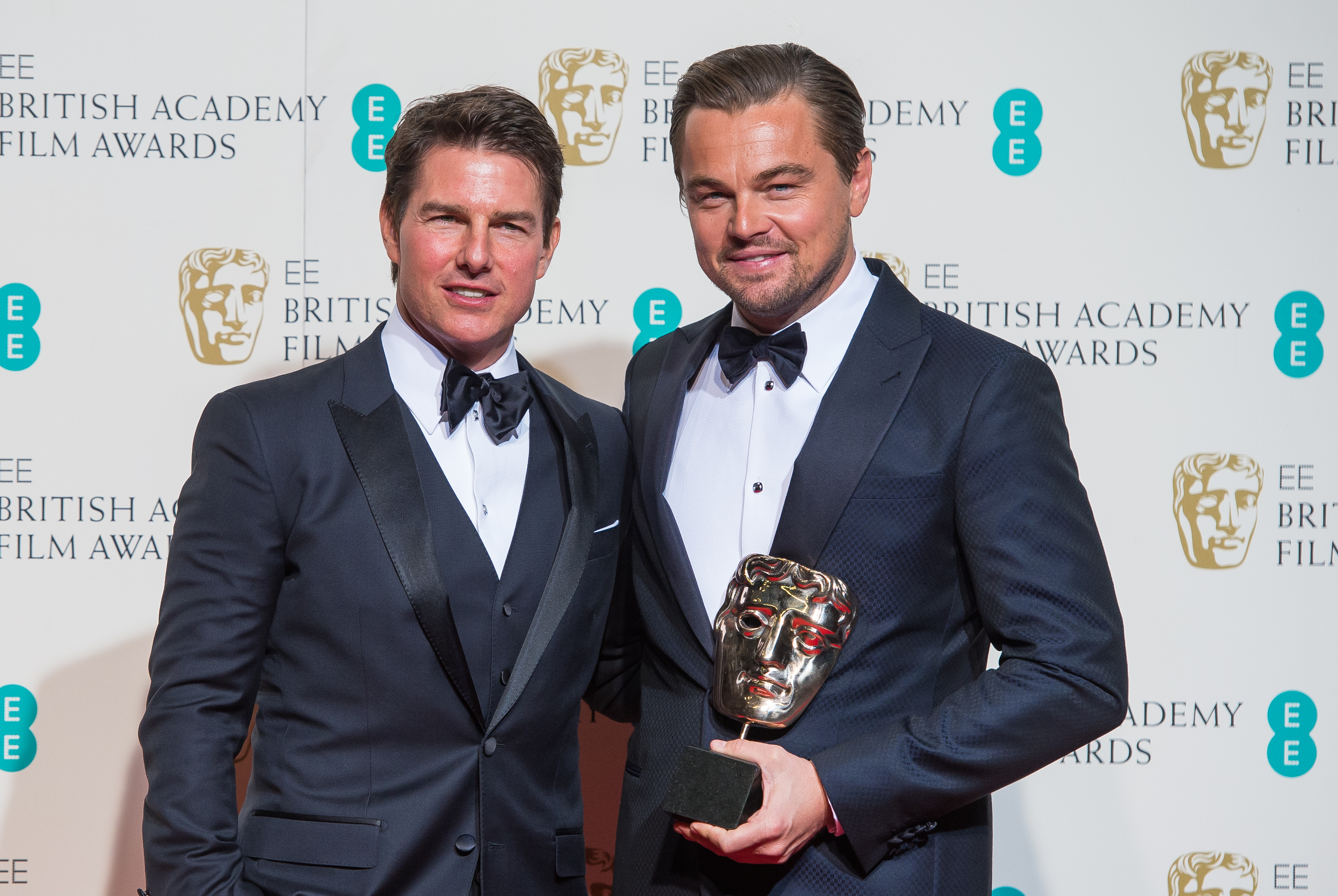 Tom Cruise et Leonardo DiCaprio lors de la cérémonie des EE British Academy Film Awards à Londres, en Angleterre, le 14 février 2016. | Source : Getty Images