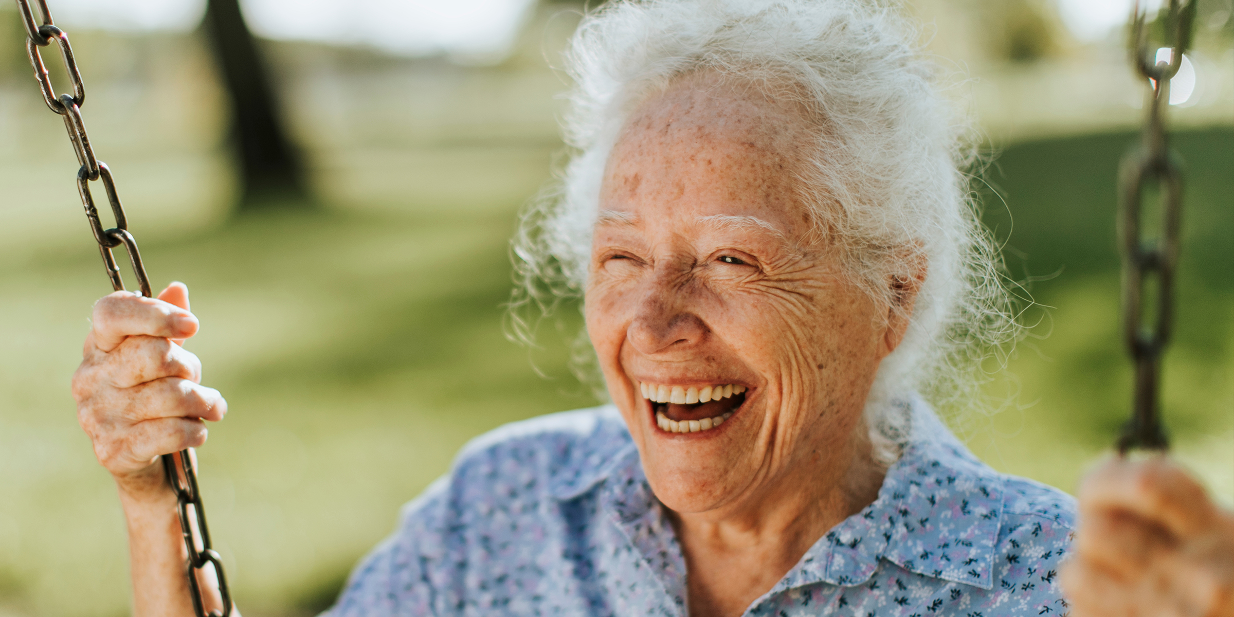 Une femme qui rit | Source : Shutterstock