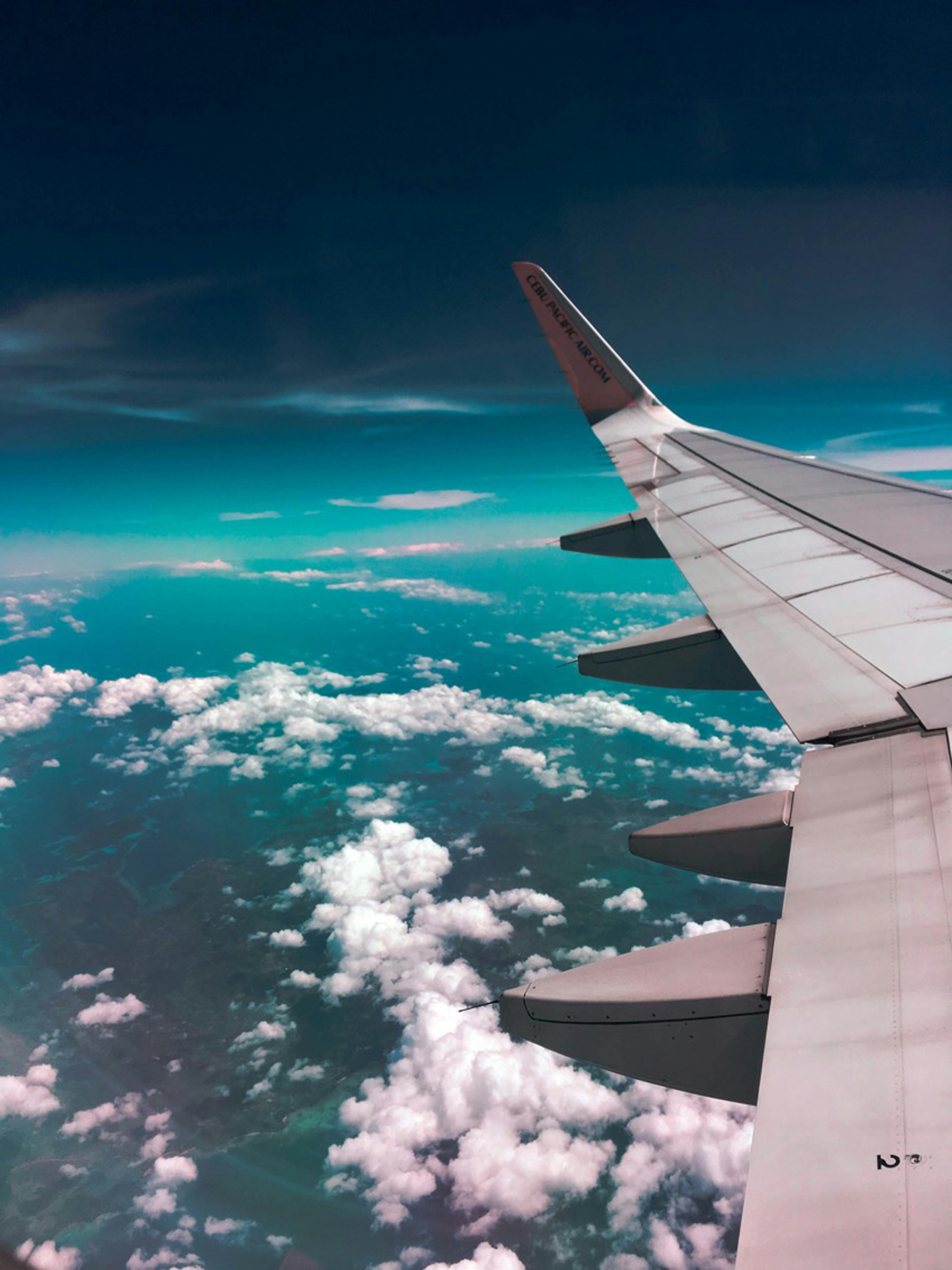 Un avion au-dessus des nuages | Source : Pexels