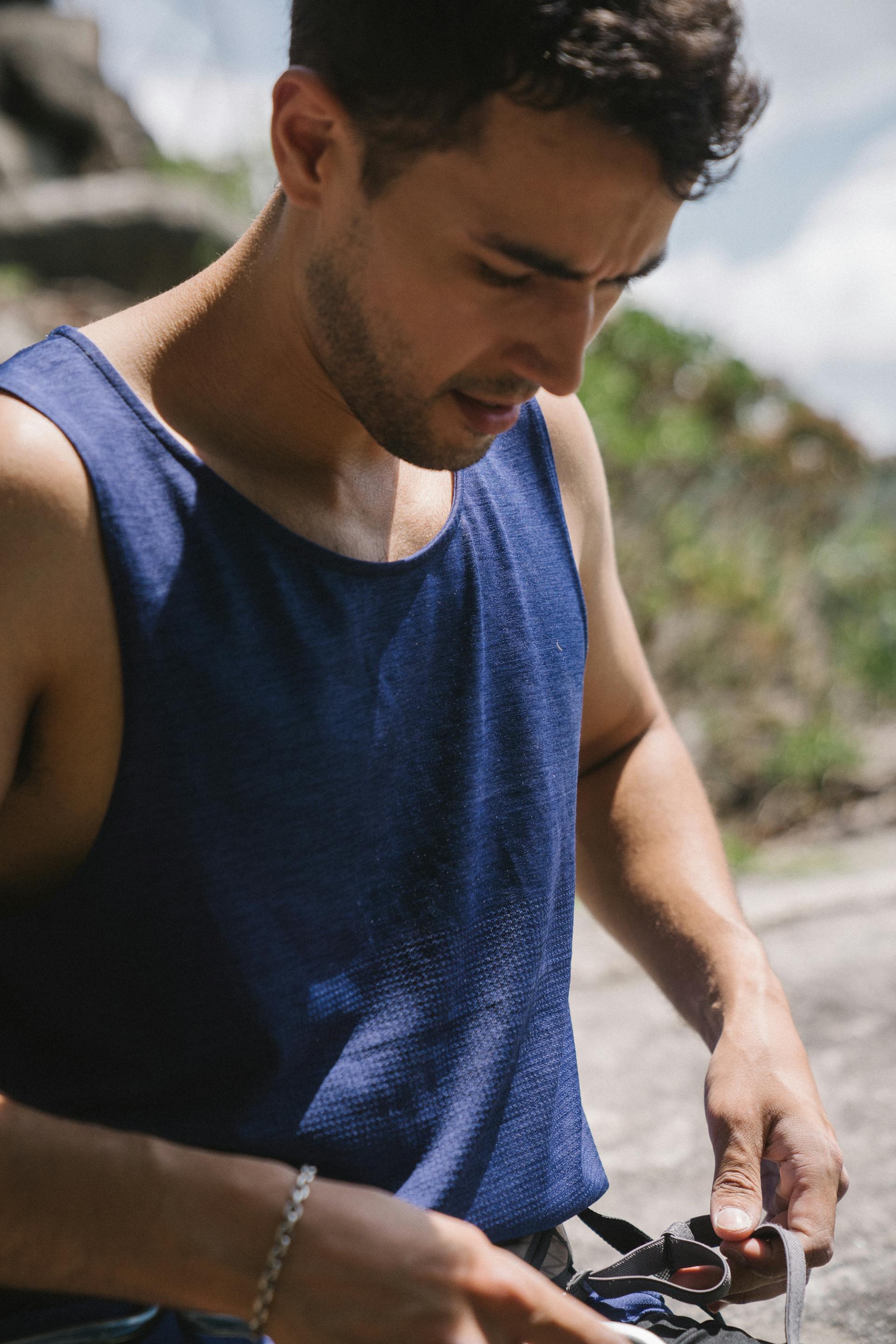 Un homme qui fronce les sourcils | Source : Pexels