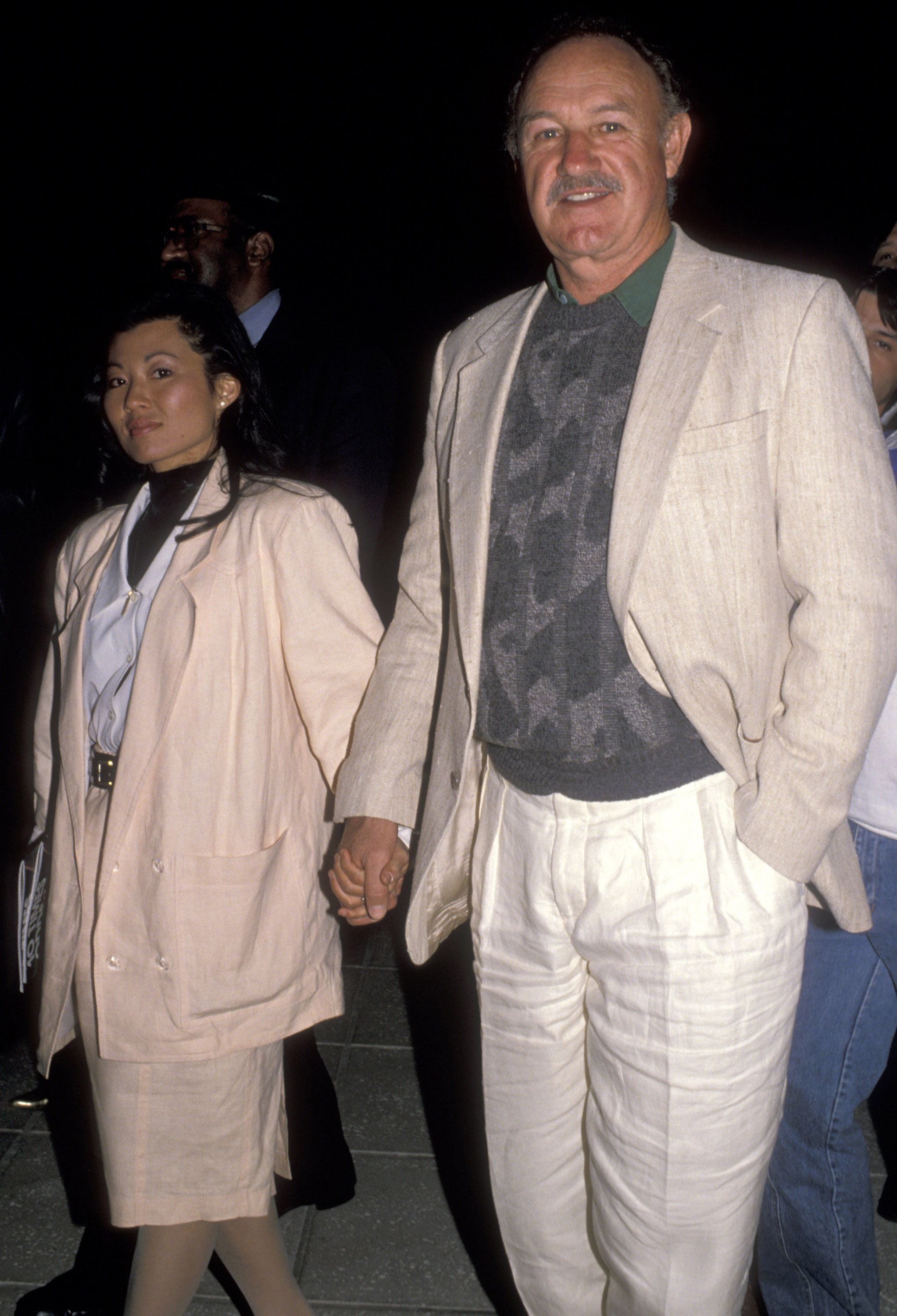 Betsy Arakawa et Gene Hackman photographiés lors du match Sugar Ray Leonard contre Donny LaLonde le 7 novembre 1988 à Las Vegas. | Source : Getty Images