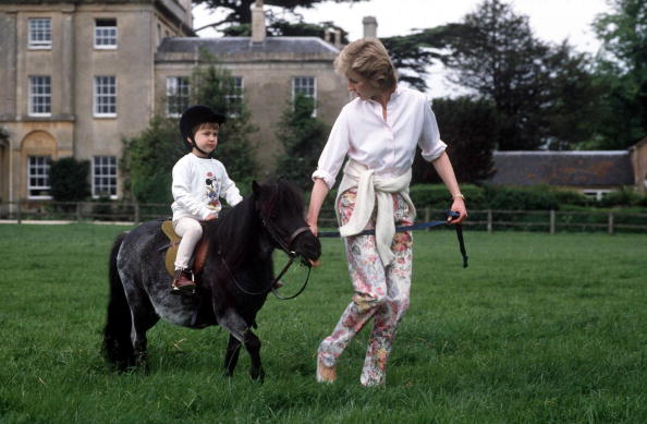 Prince William sur son poney à Highgrove avec la princesse Diana | Photo : Getty Images