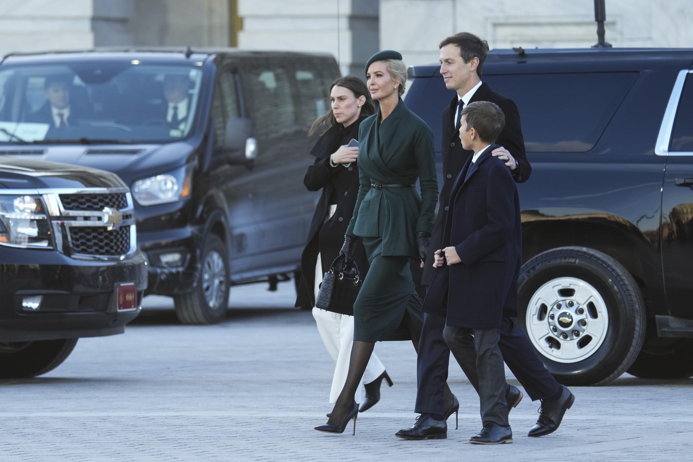 Ivanka Trump, Jared Kushner et leur fils Joseph quittant la façade est du Capitole des États-Unis. | Source : Getty Images