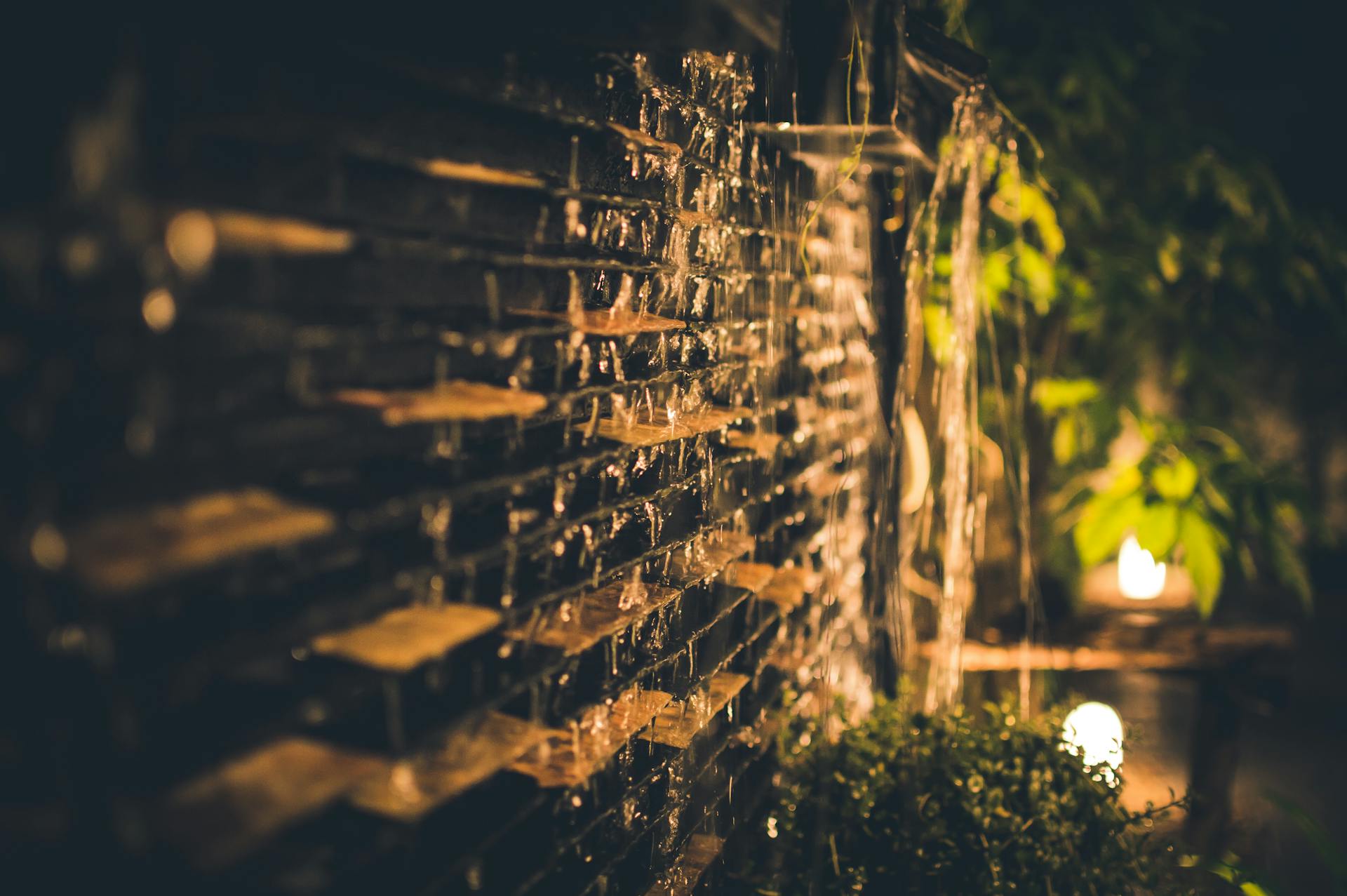 Une pièce d'eau extérieure de nuit | Source : Pexels