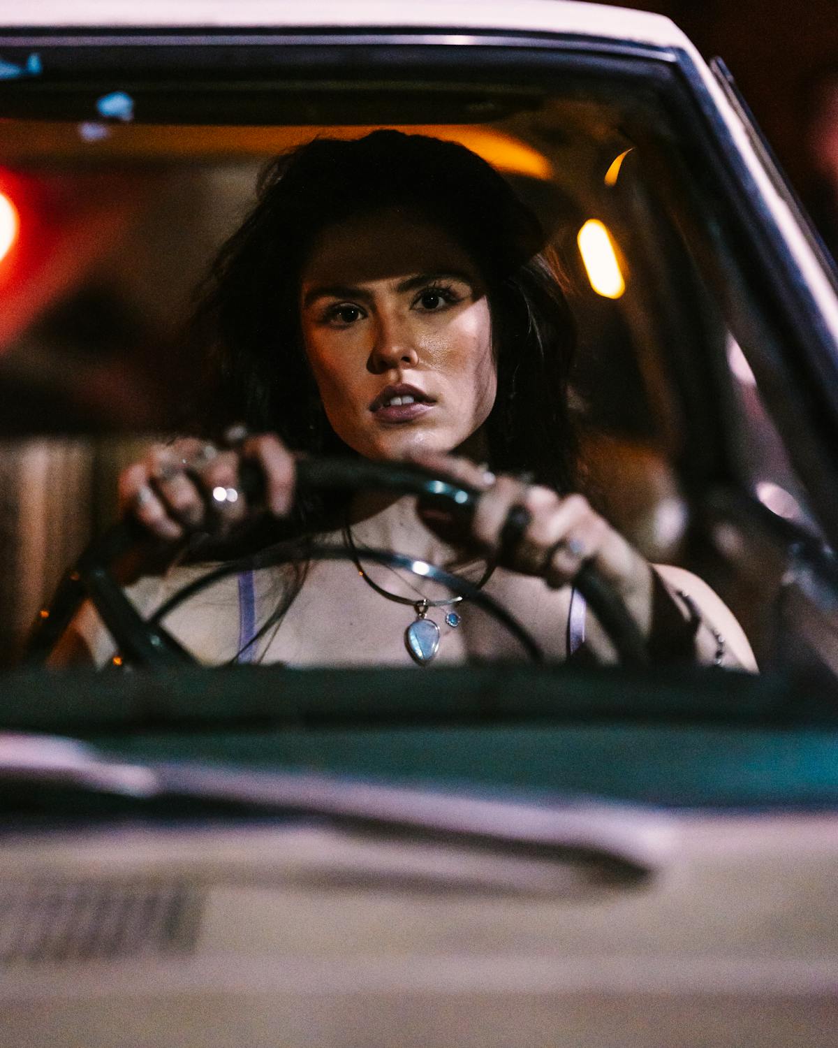 Une femme sérieuse dans une voiture la nuit | Source : Pexels