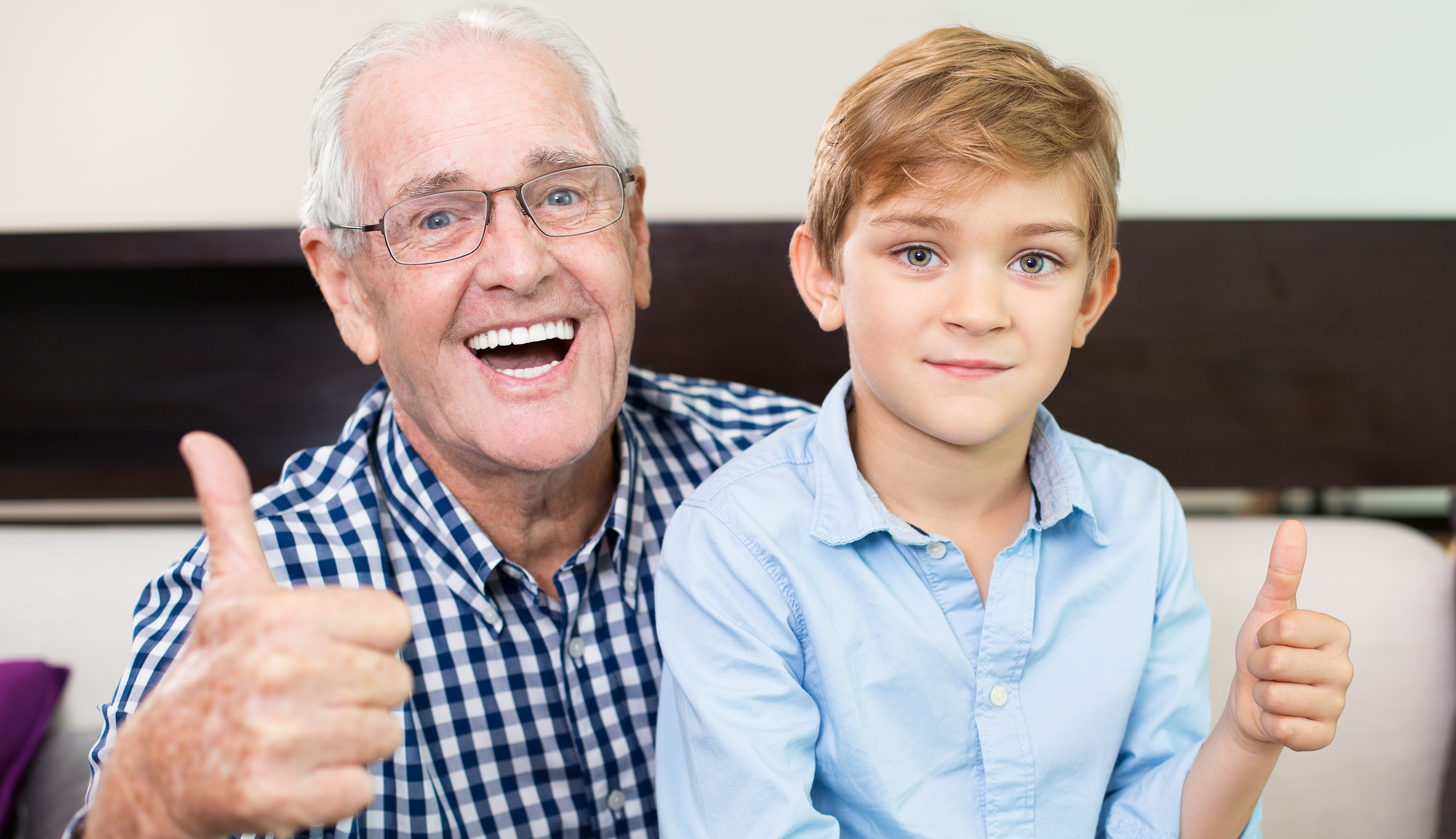 Un grand-père heureux avec son petit-fils | Source : Freepik