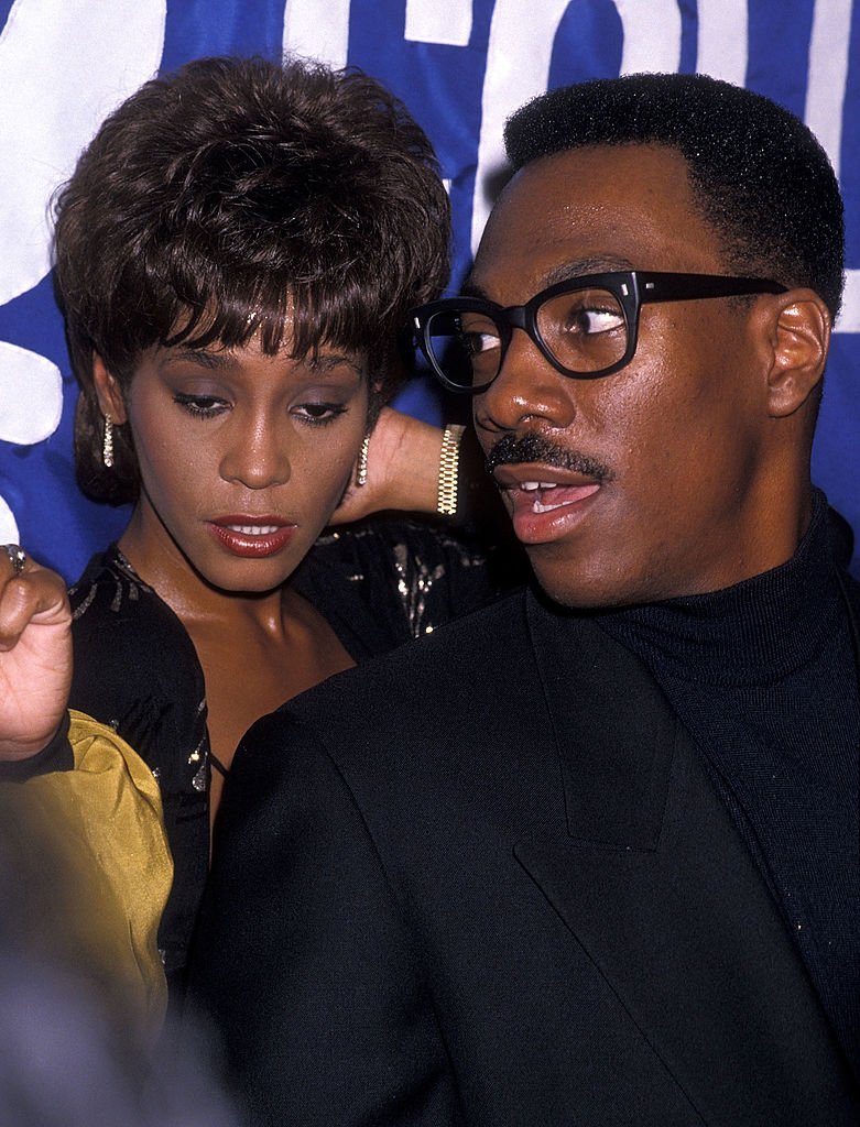 La chanteuse Whitney Houston et le comédien Eddie Murphy assistent à la 10e édition du téléthon annuel du United Negro College Fund "Lou Rawls Parade of Stars" | Photo : Getty Images