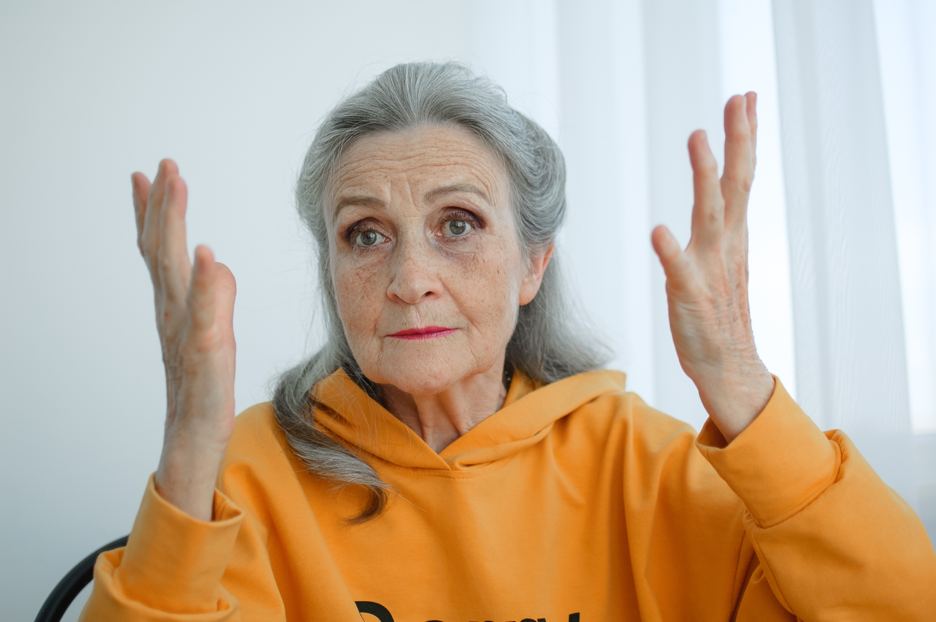 Une femme avec les mains levées en l'air | Source : Shutterstock